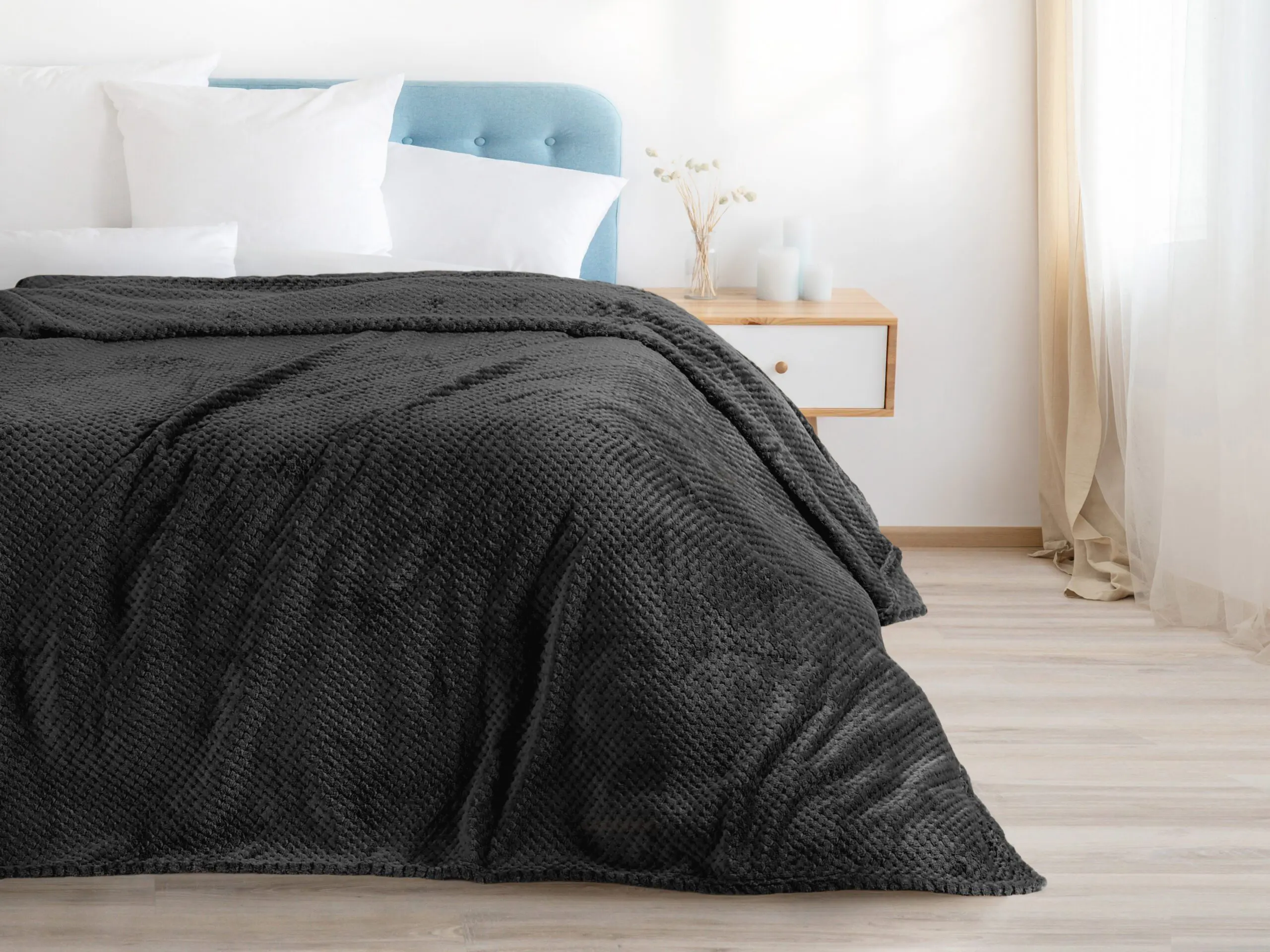 Deka Mikroflanel tmavě šedé tečky 150x200 cm značky Škodák.