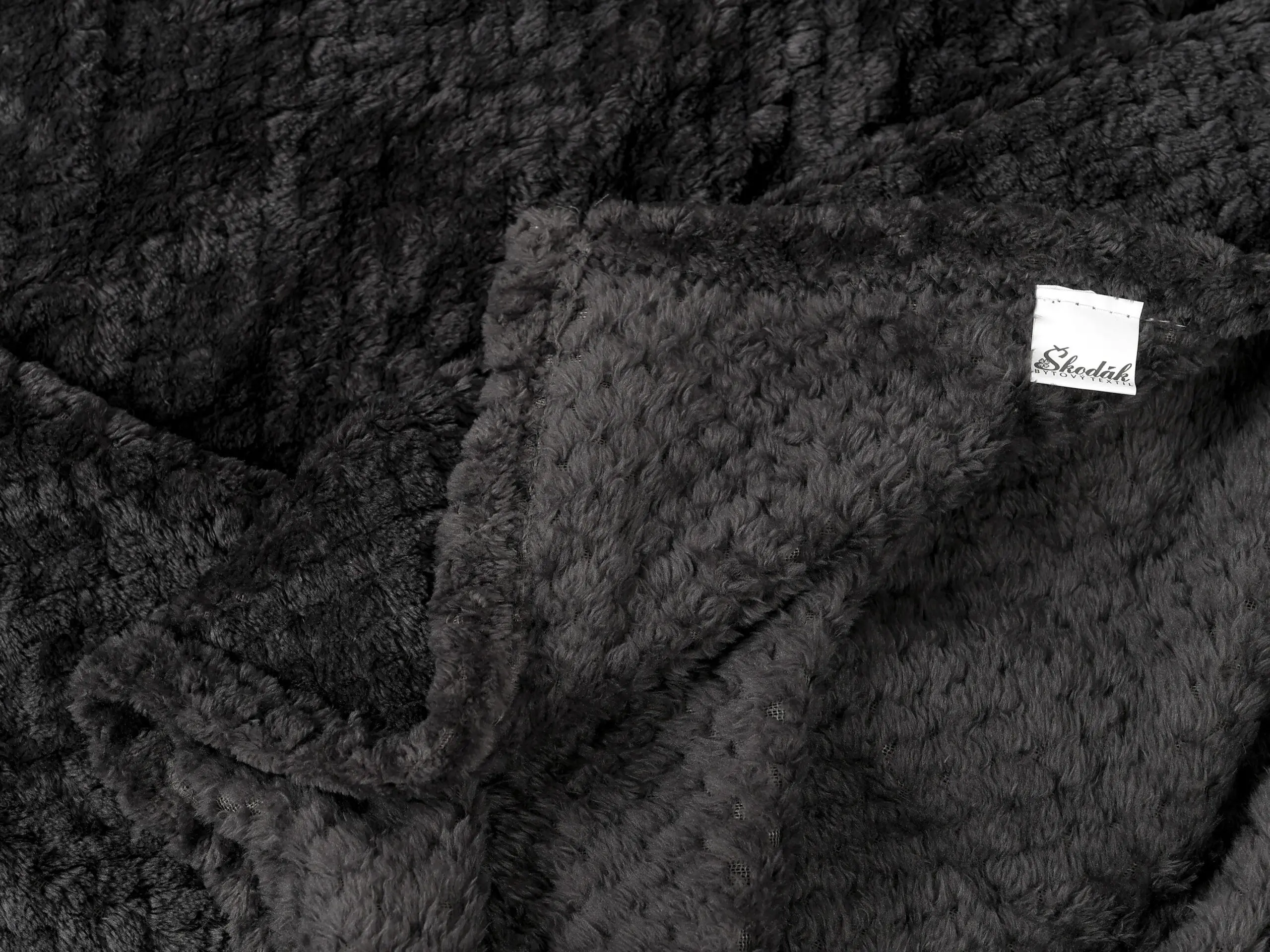 Deka Mikroflanel tmavě šedé tečky 150x200 cm značky Škodák.