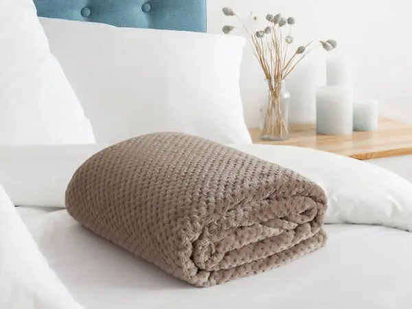 Deka Mikroflanel tmavě béžové tečky 150x200 cm značky Škodák.