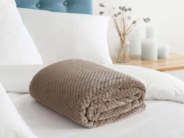 Deka Mikroflanel tmavě béžové tečky 150x200 cm značky Škodák.