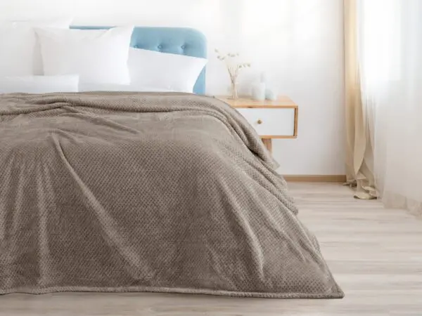 Deka Mikroflanel tmavě béžové tečky 150x200 cm značky Škodák.