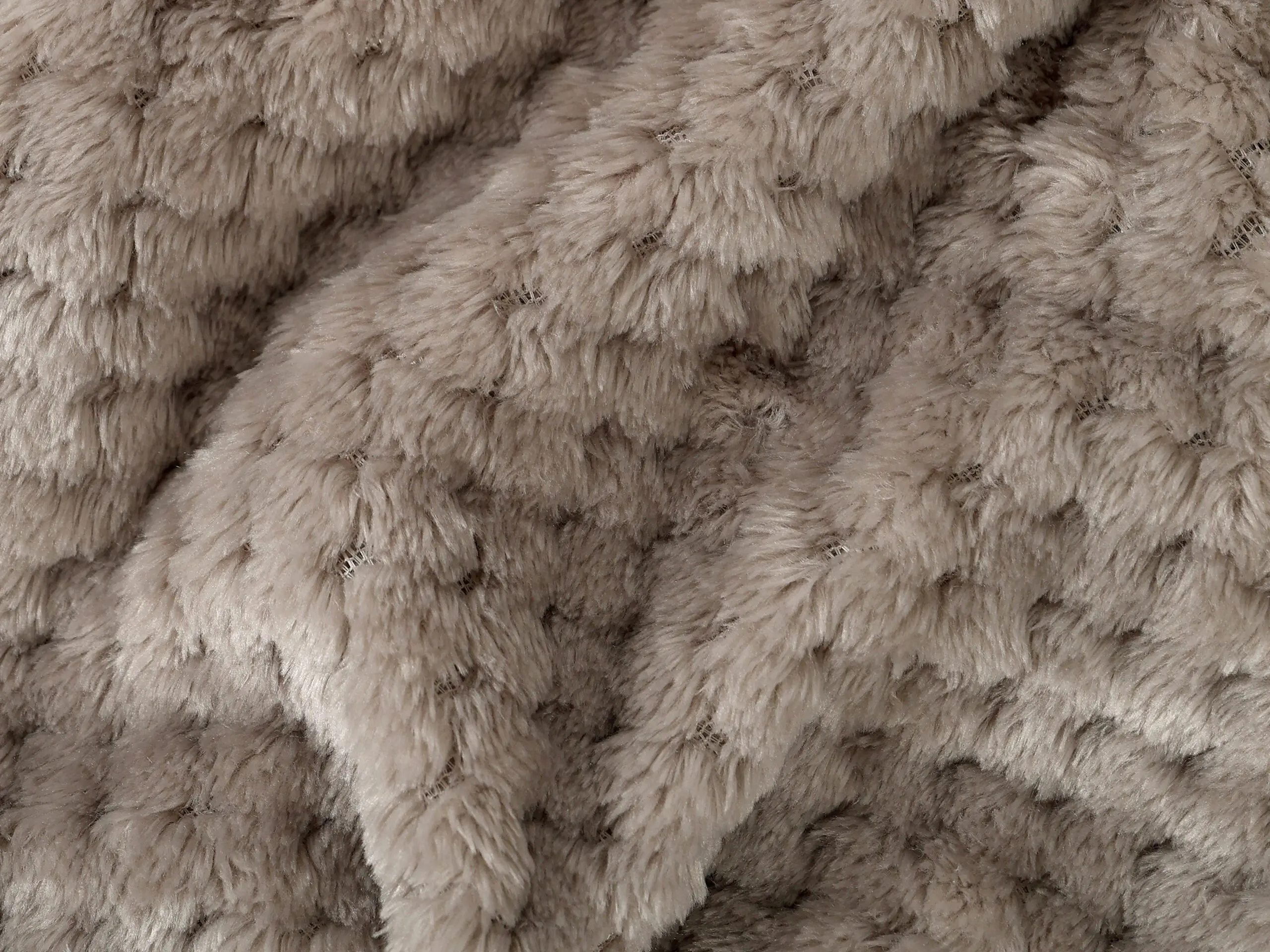 Deka Mikroflanel tmavě béžové tečky 150x200 cm značky Škodák.