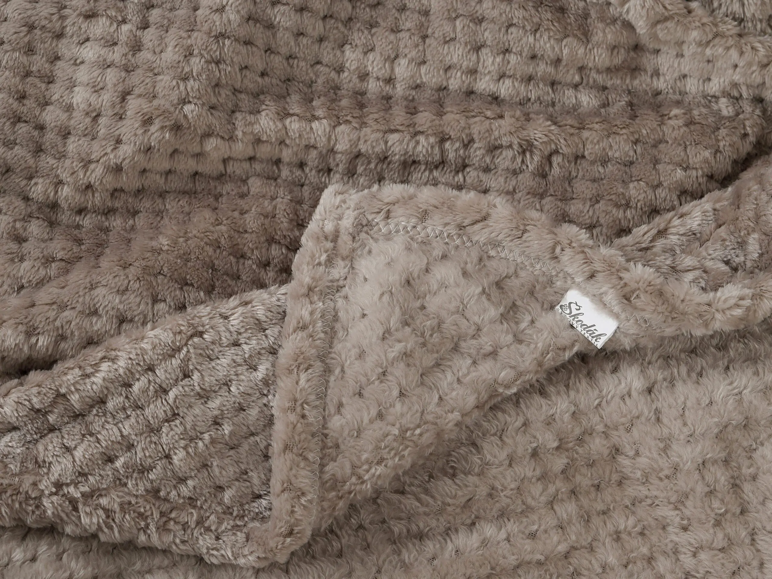 Deka Mikroflanel tmavě béžové tečky 150x200 cm značky Škodák.