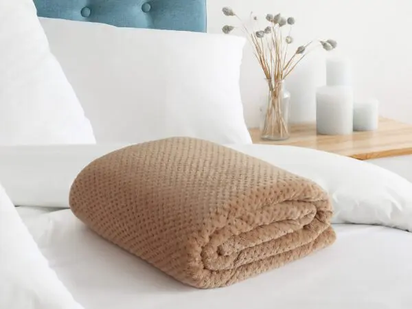 Deka Mikroflanel béžové tečky 150x200 cm značky Škodák.