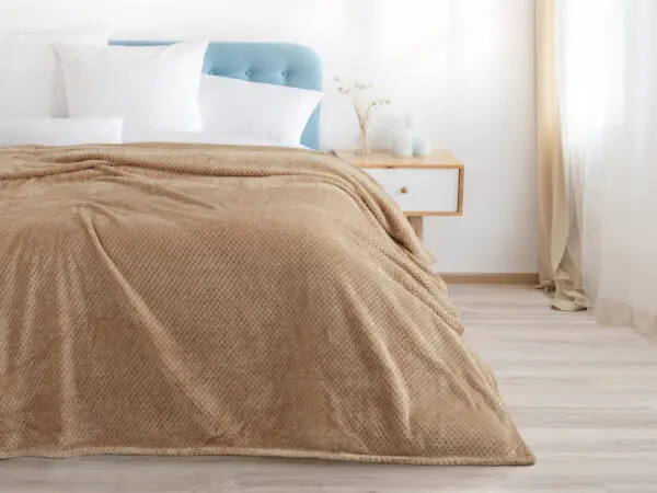 Deka Mikroflanel béžové tečky 150x200 cm značky Škodák.