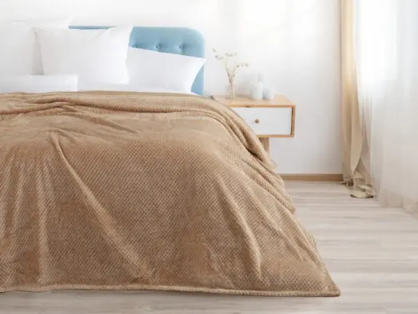 Deka Mikroflanel béžové tečky 150x200 cm značky Škodák.