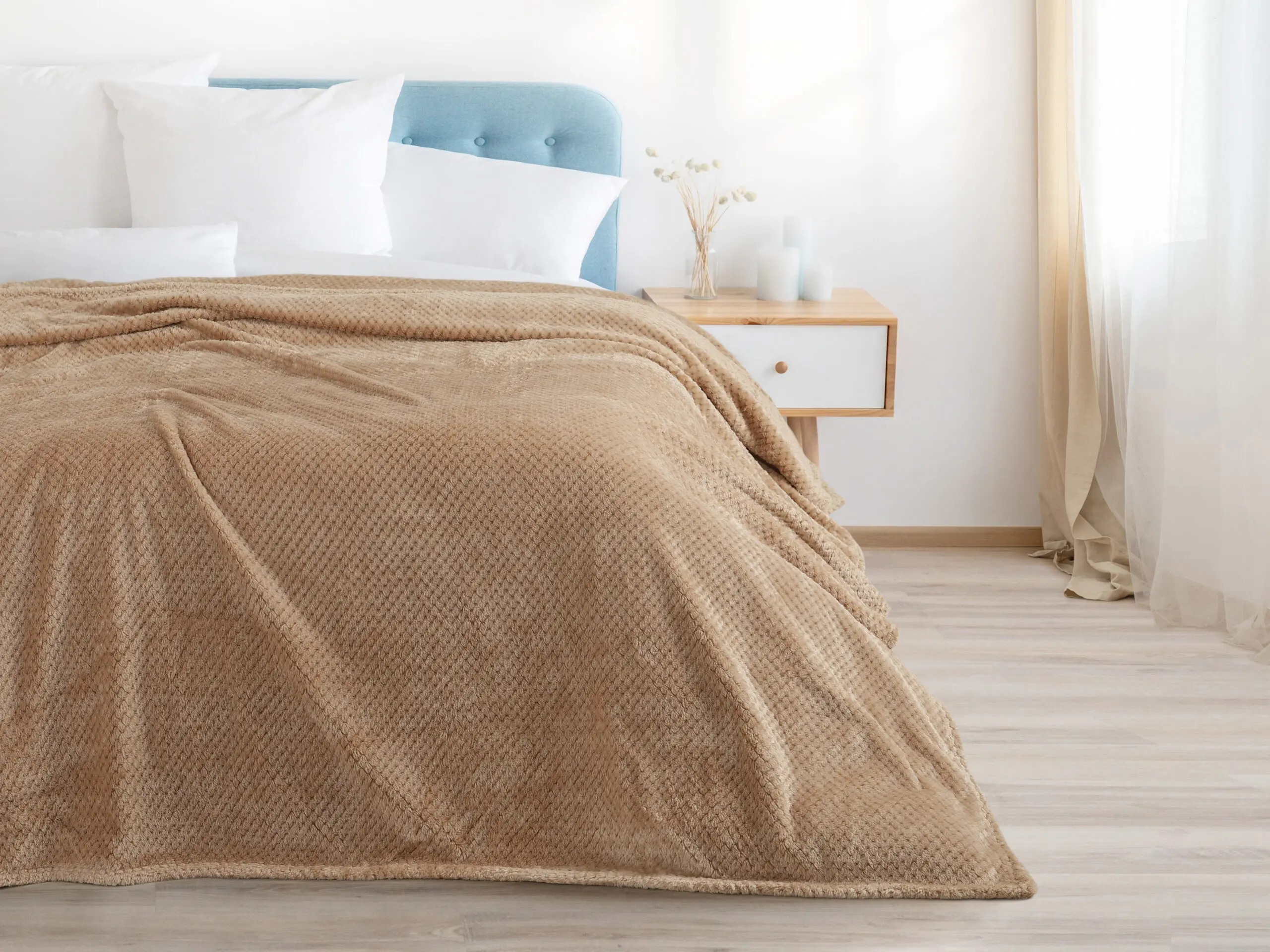 Deka Mikroflanel béžové tečky 150x200 cm značky Škodák.