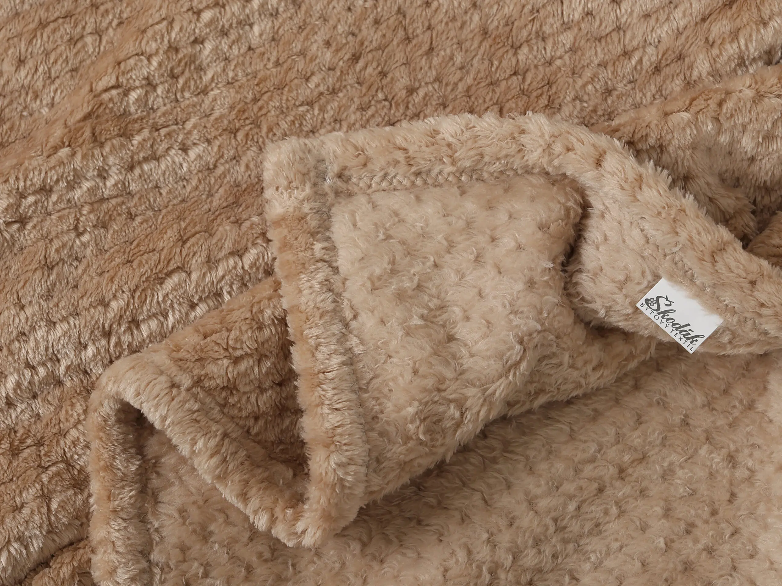 Deka Mikroflanel béžové tečky 150x200 cm značky Škodák.