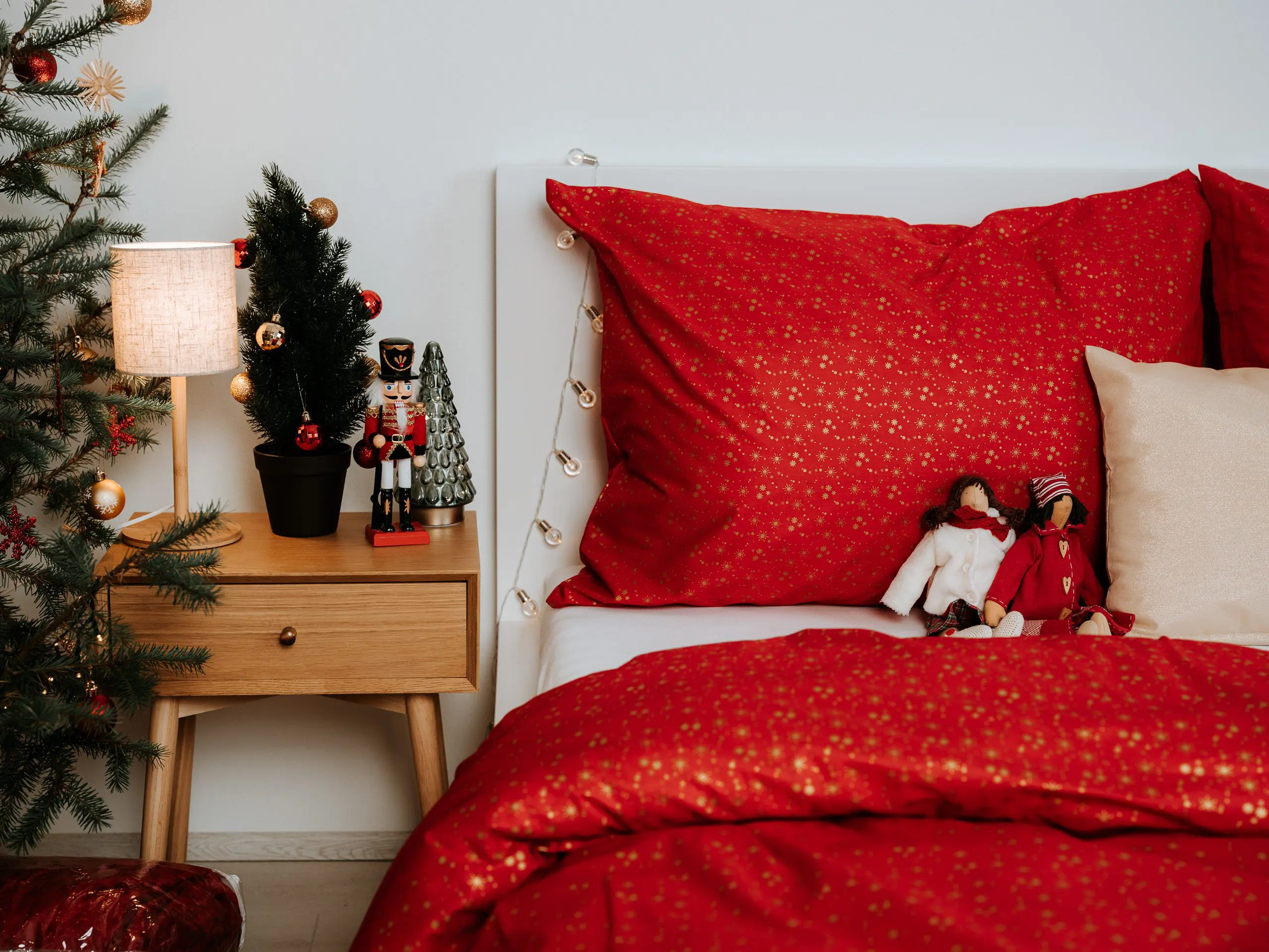 Vánoční bavlněné povlečení zlaté vločky na červené značky Škodák.