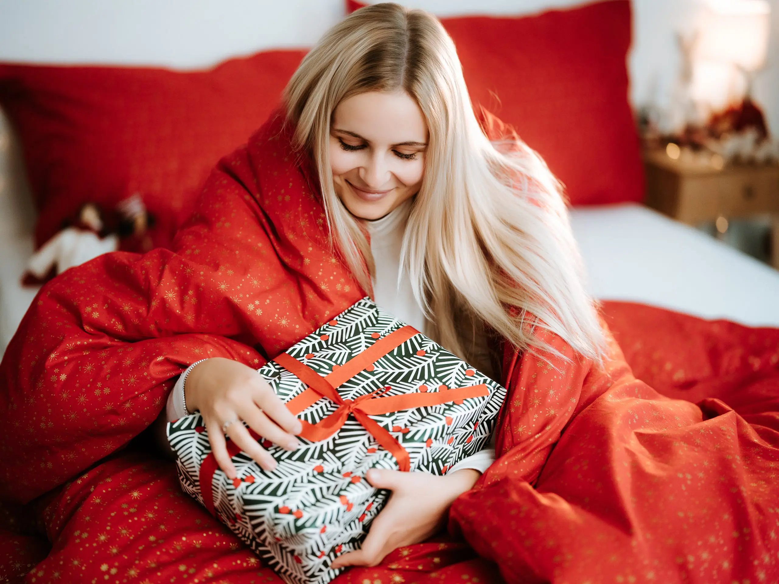 Vánoční bavlněné povlečení zlaté vločky na červené značky Škodák.