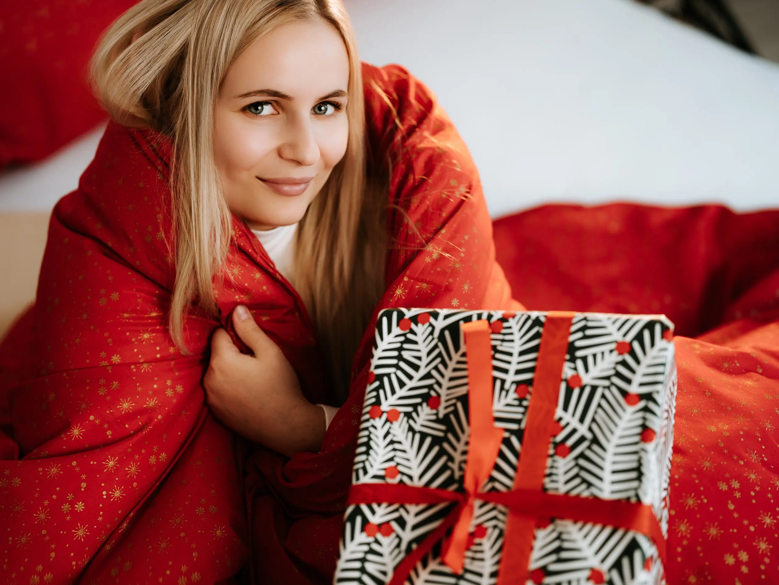 Vánoční bavlněné povlečení zlaté vločky na červené značky Škodák.