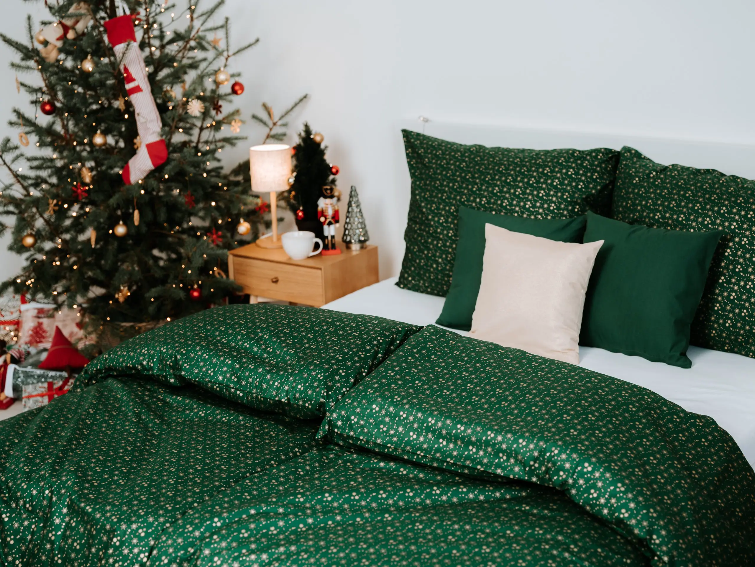 Vánoční bavlněné povlečení zlaté vločky na zelené