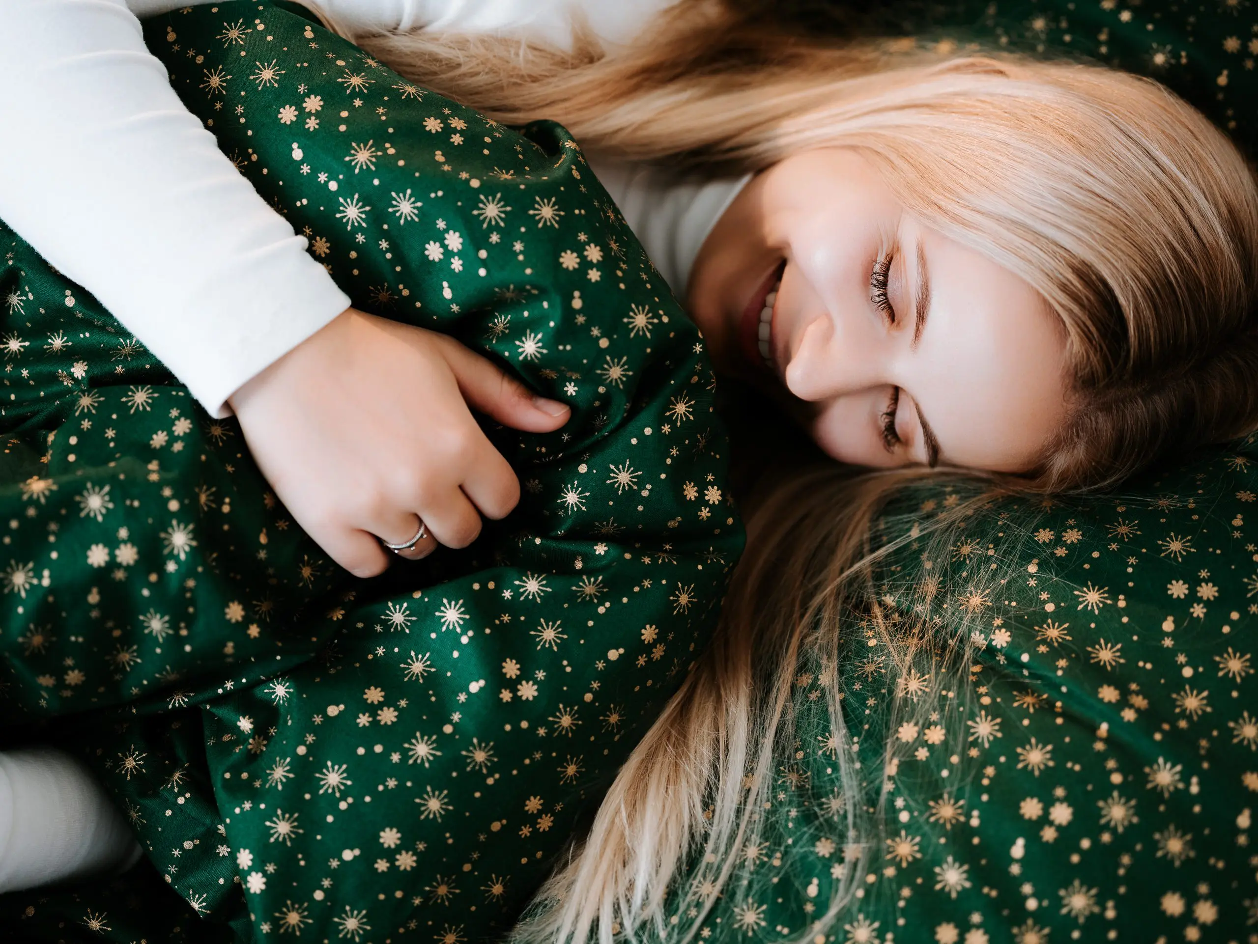 Vánoční bavlněné povlečení zlaté vločky na zelené