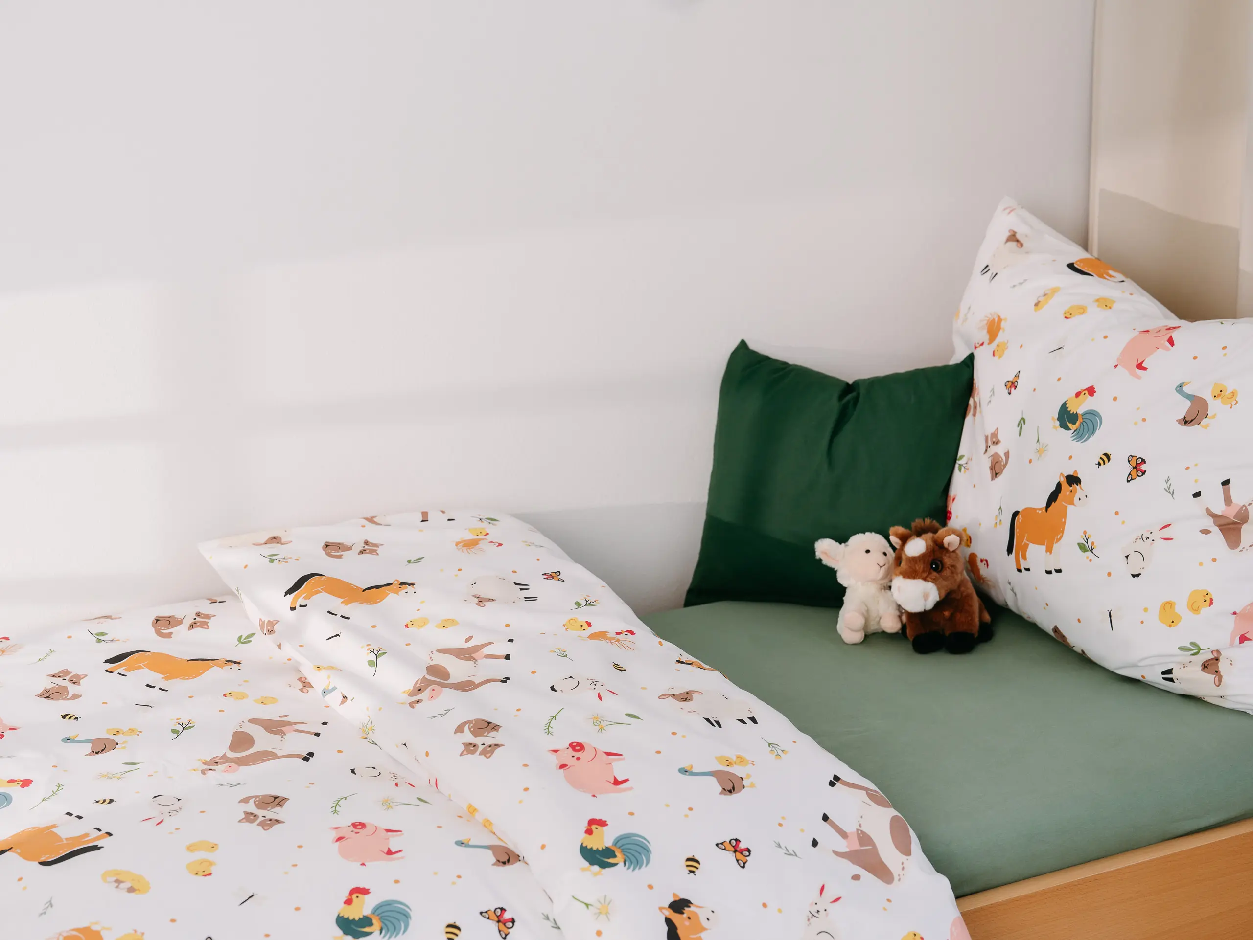 Dětské bavlněné povlečení česká farma na smetanové do postýlky značky Škodák.