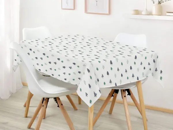 Hranatý bavlněný ubrus zimní les značky Škodák.