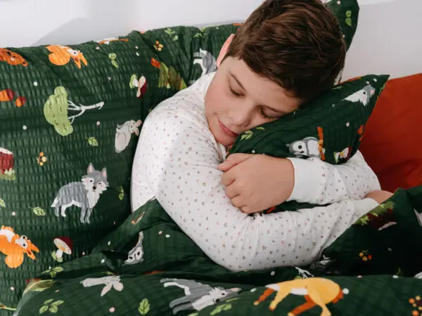 Dětské krepové povlečení Řáholecký les na tmavě zelené