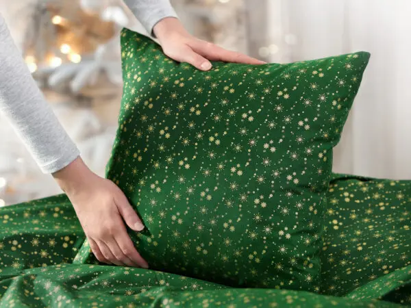 Vánoční bavlněný povlak na polštář zlaté vločky na zelené