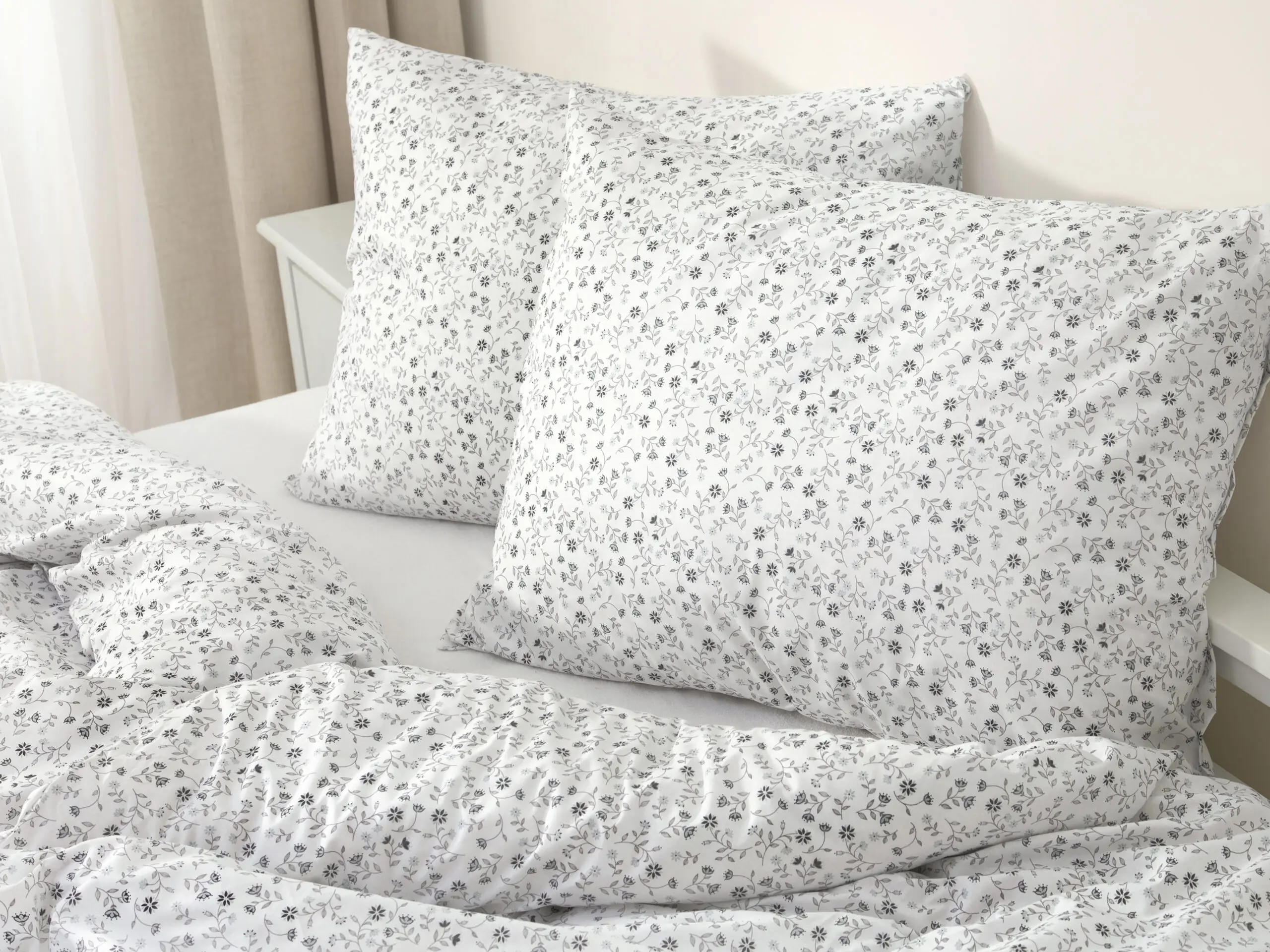 Bavlněné povlečení šedé kvítko na bílé