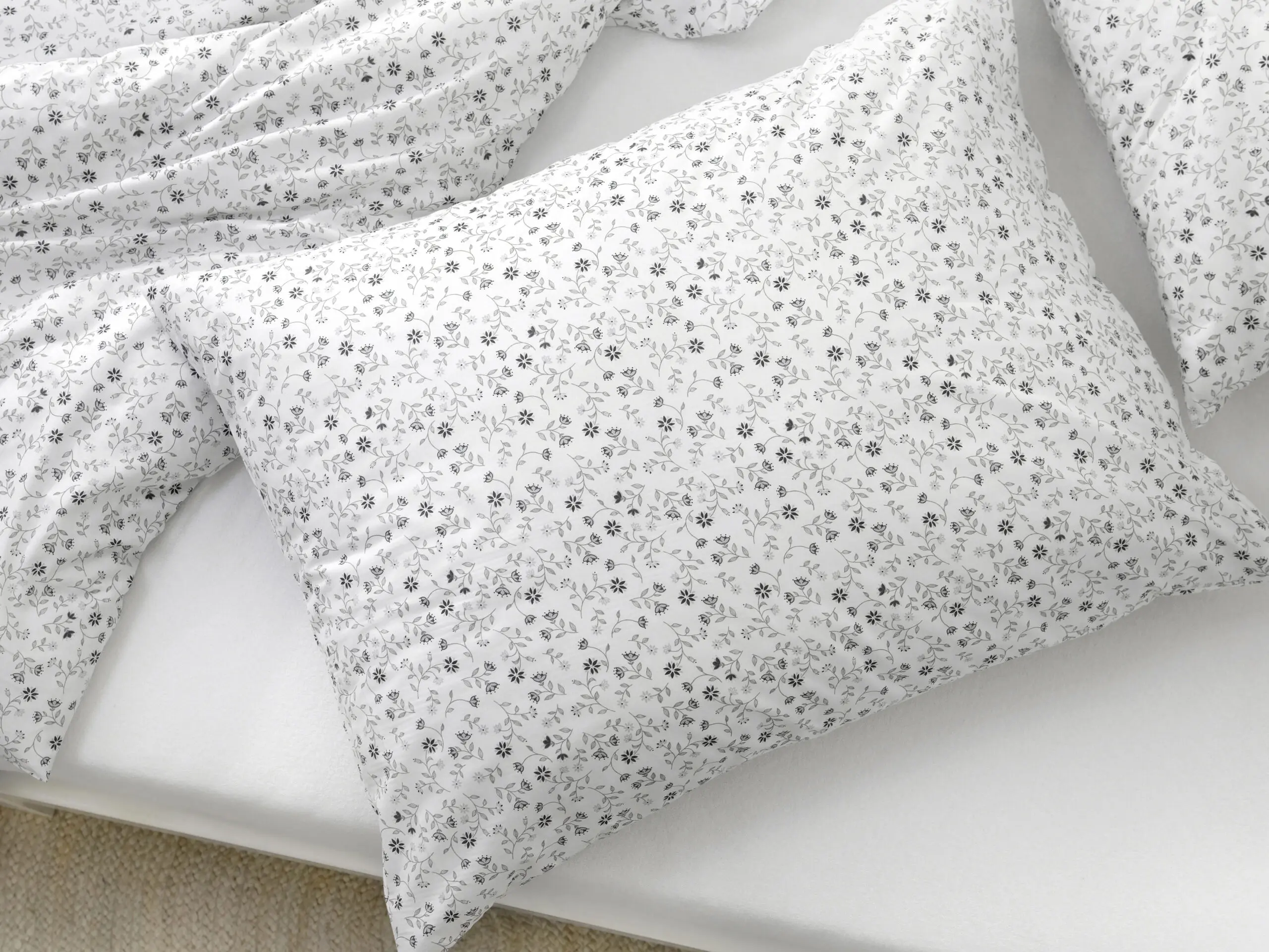 Bavlněné povlečení šedé kvítko na bílé