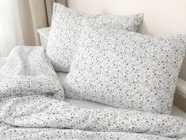 Krepové povlečení šedé kvítko na bílé