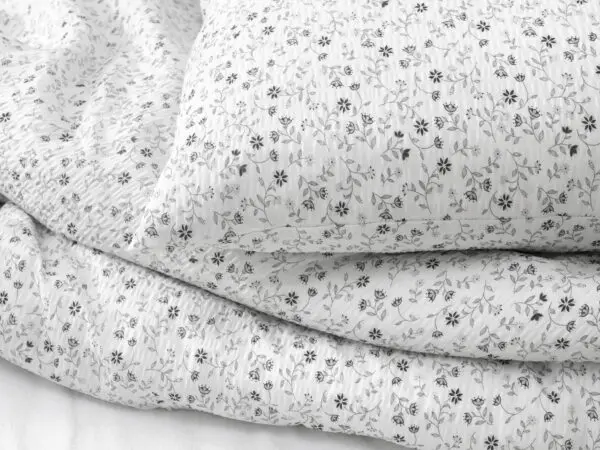 Hotelové povlečení Karl - šedé kvítko na bílé