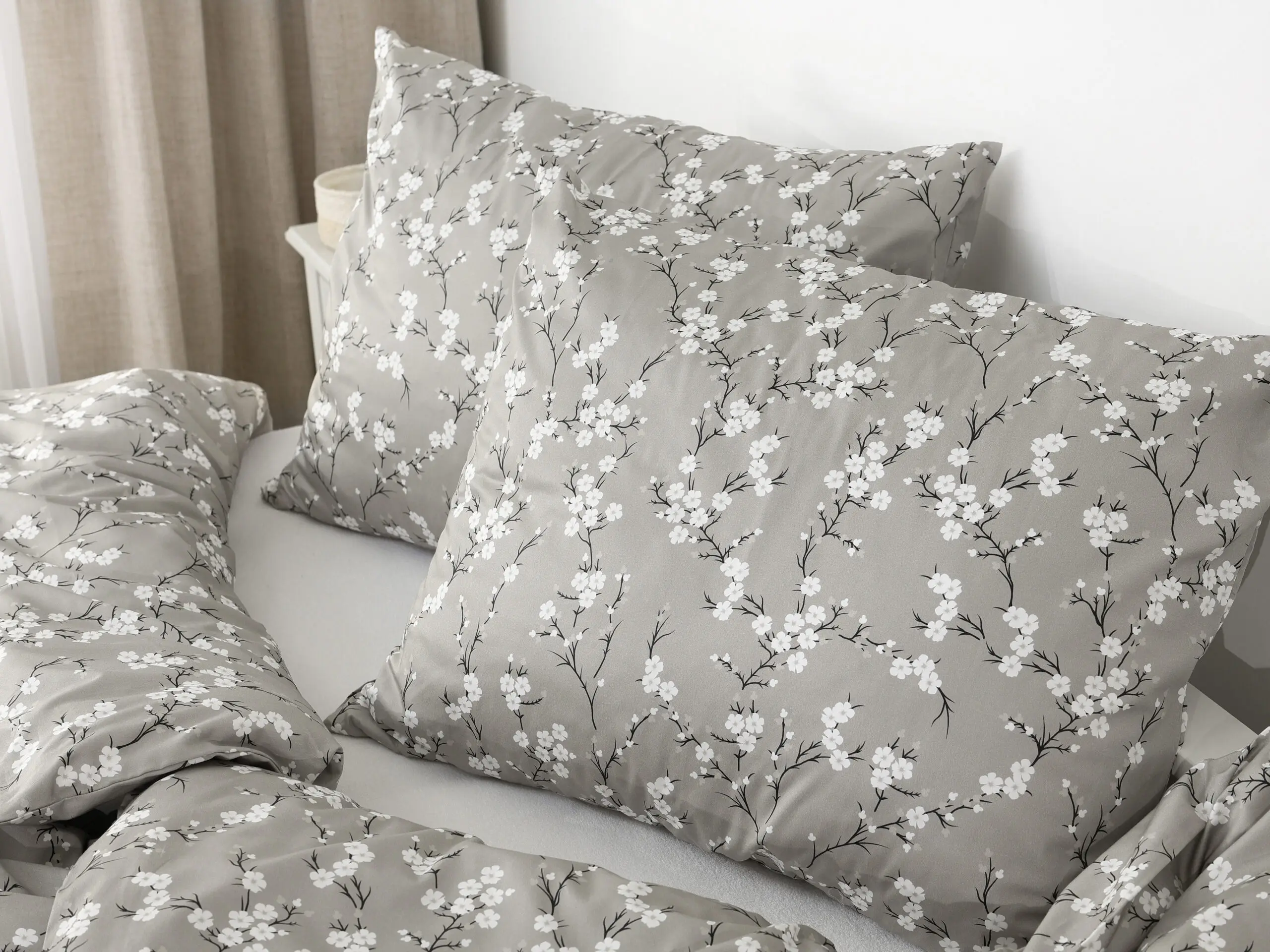 Saténové povlečení kvítí na větvičce na béžové