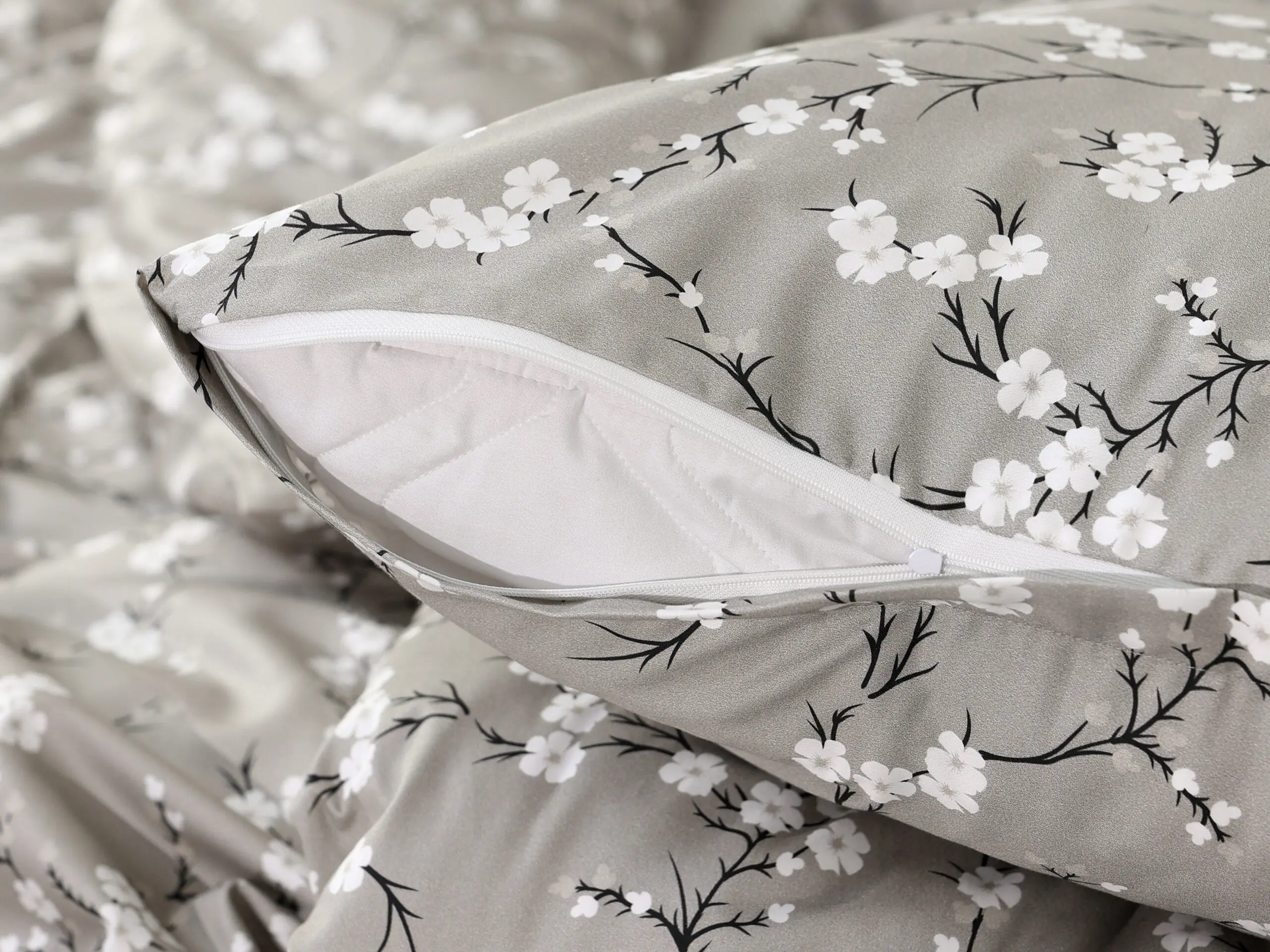 Saténové povlečení kvítí na větvičce na béžové