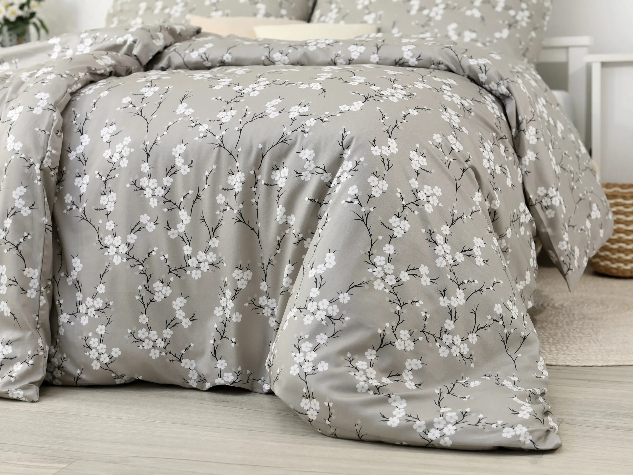 Saténové povlečení kvítí na větvičce na béžové