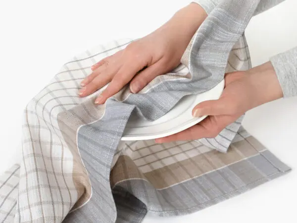 Utěrka ze lněné směsi béžové káro 50x70 cm značky Škodák.