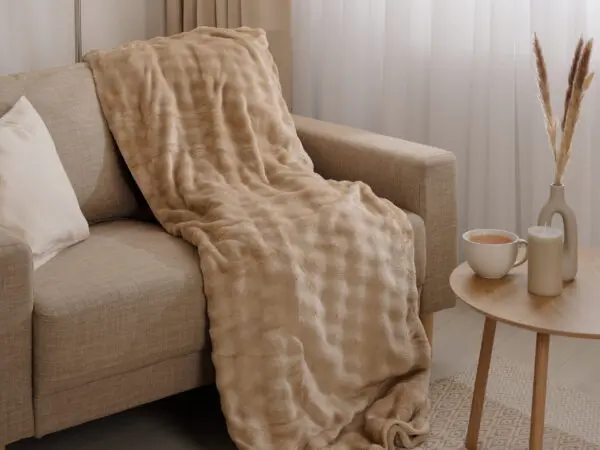 Deka Mikroflanel bubliny hnědá 150x200 cm značky Škodák.