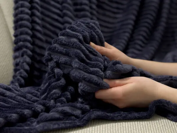 Deka Mikroflanel tmavě modrá s úzkým proužkem 150x200 cm