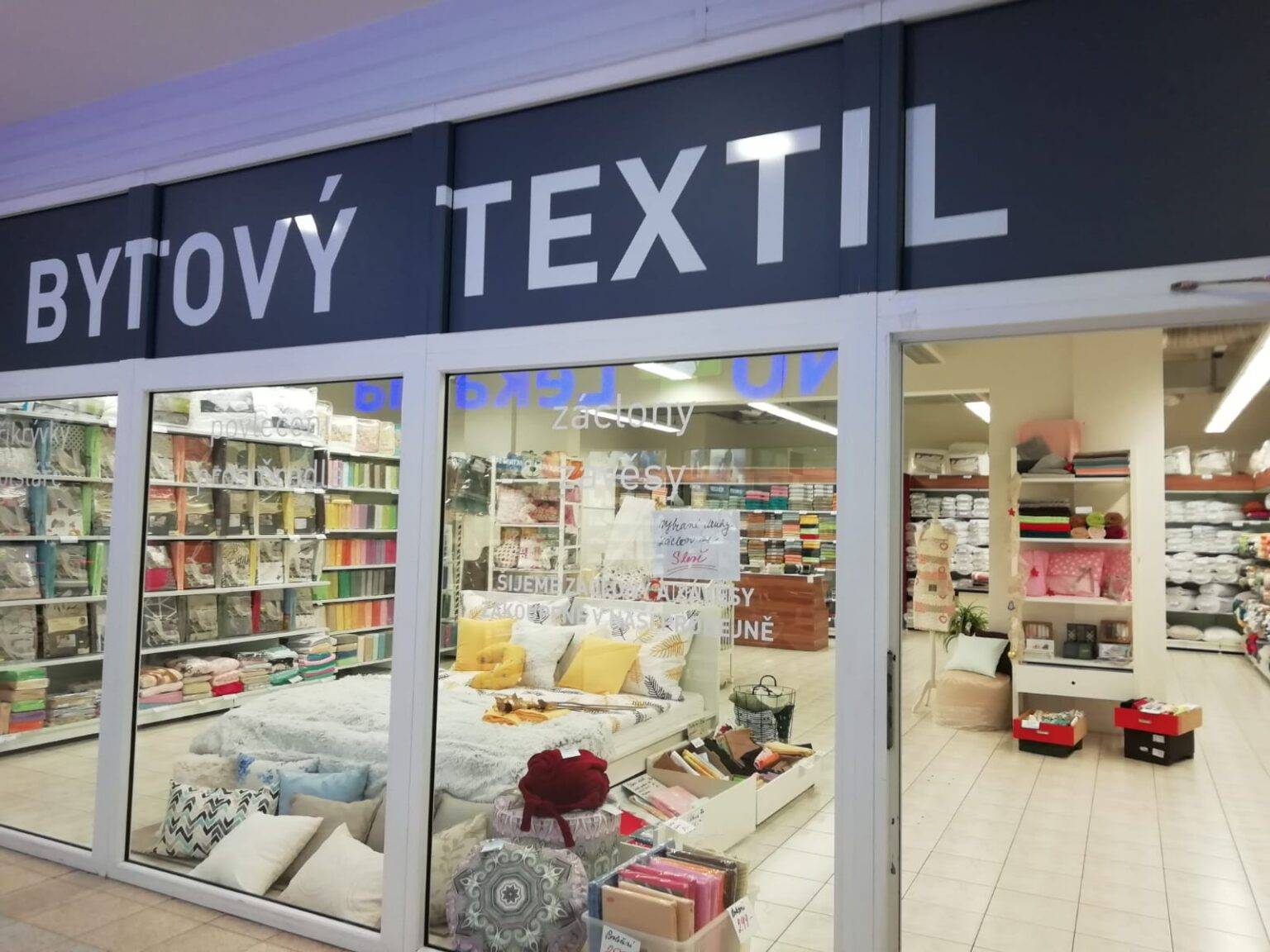 Fotka prodejny Bytový Textil Škodák - Břeclav nákupní centrum z venku.