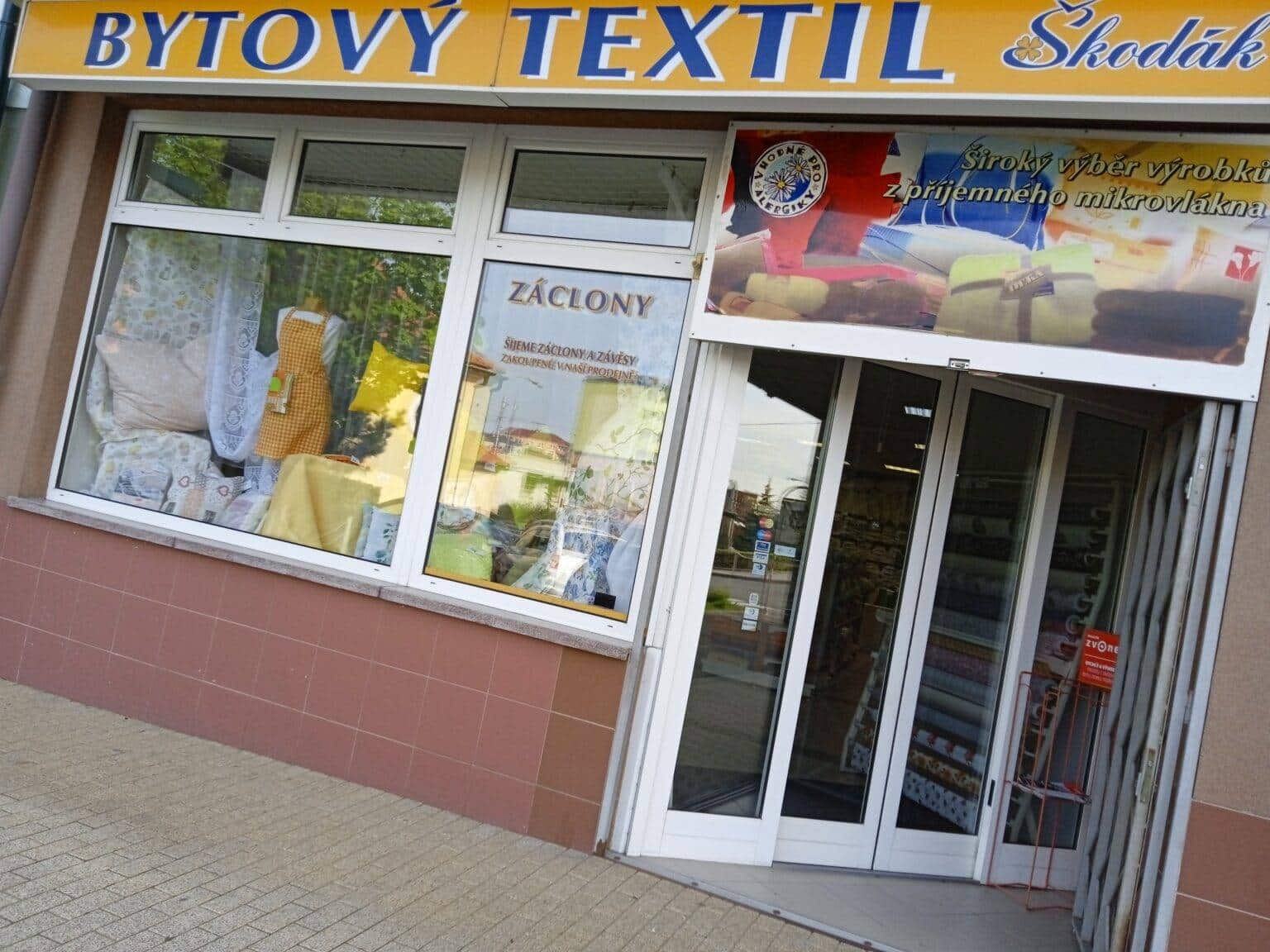 Kamenná Prodejna Bytového Textilu Škodák Otrokovice pohled z venku