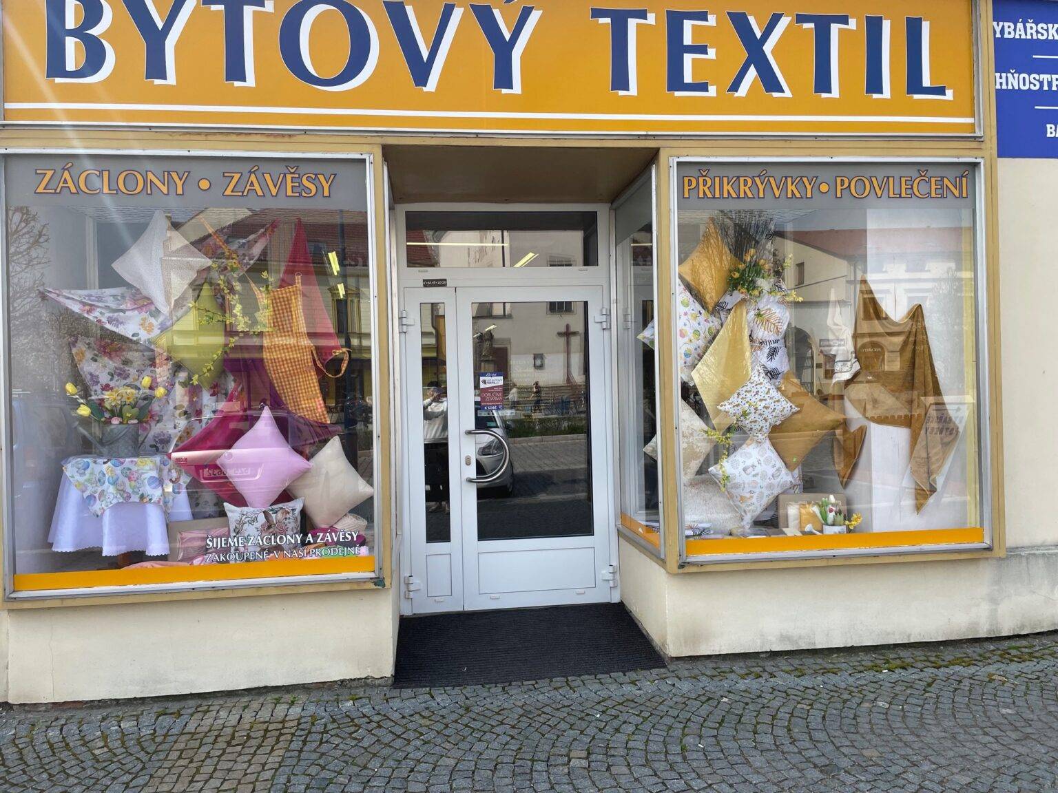 Kamenná Prodejna Bytového Textilu Škodák Kyjov pohled z venku