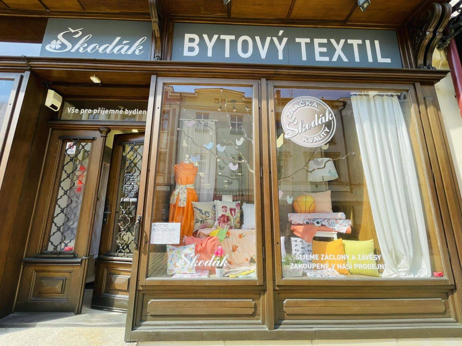 Kamenná Prodejna Bytového Textilu Škodák Kroměříž pohled z venku