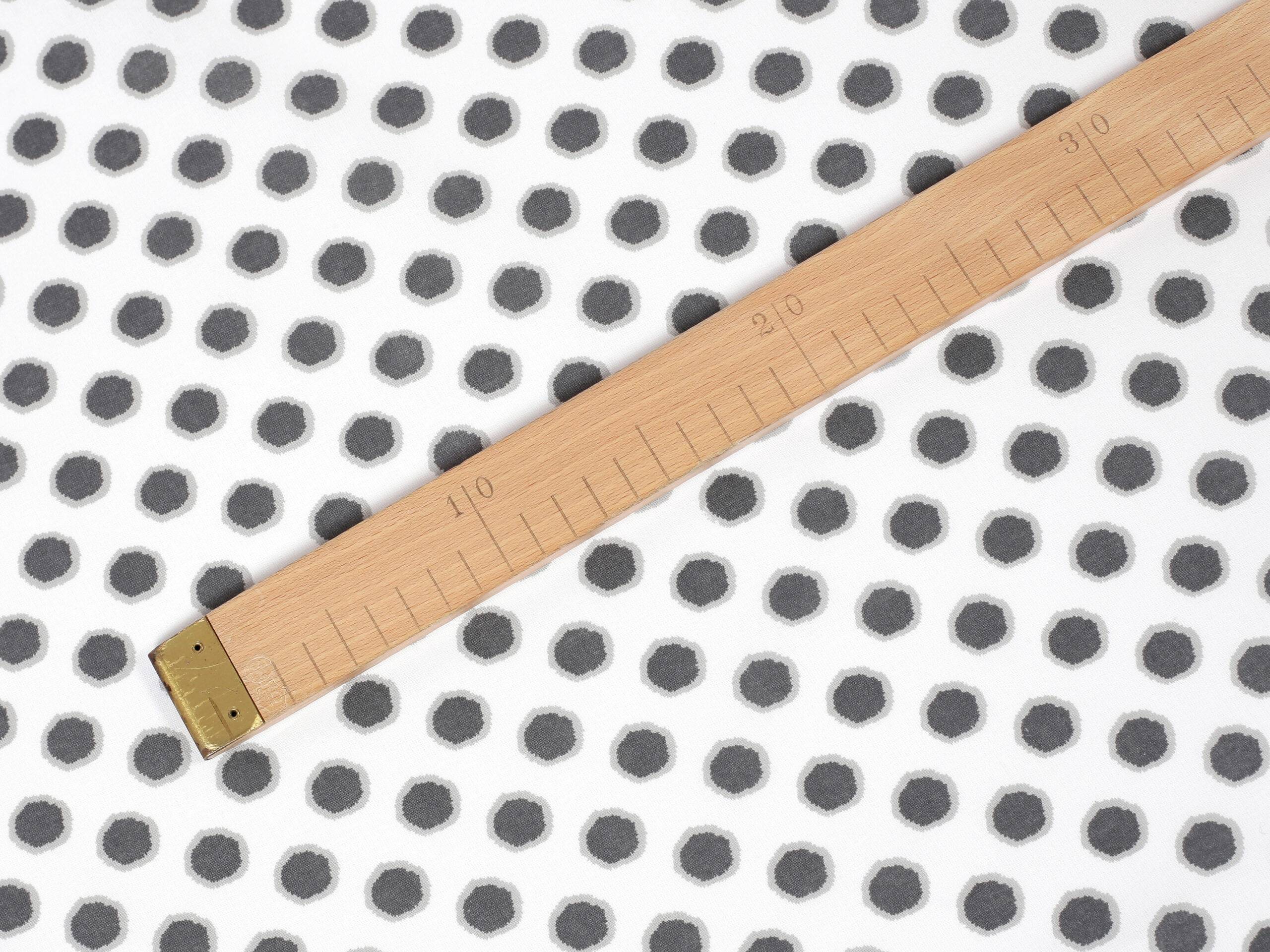 Bavlněná látka buňky na bílé metráž značky Škodák.