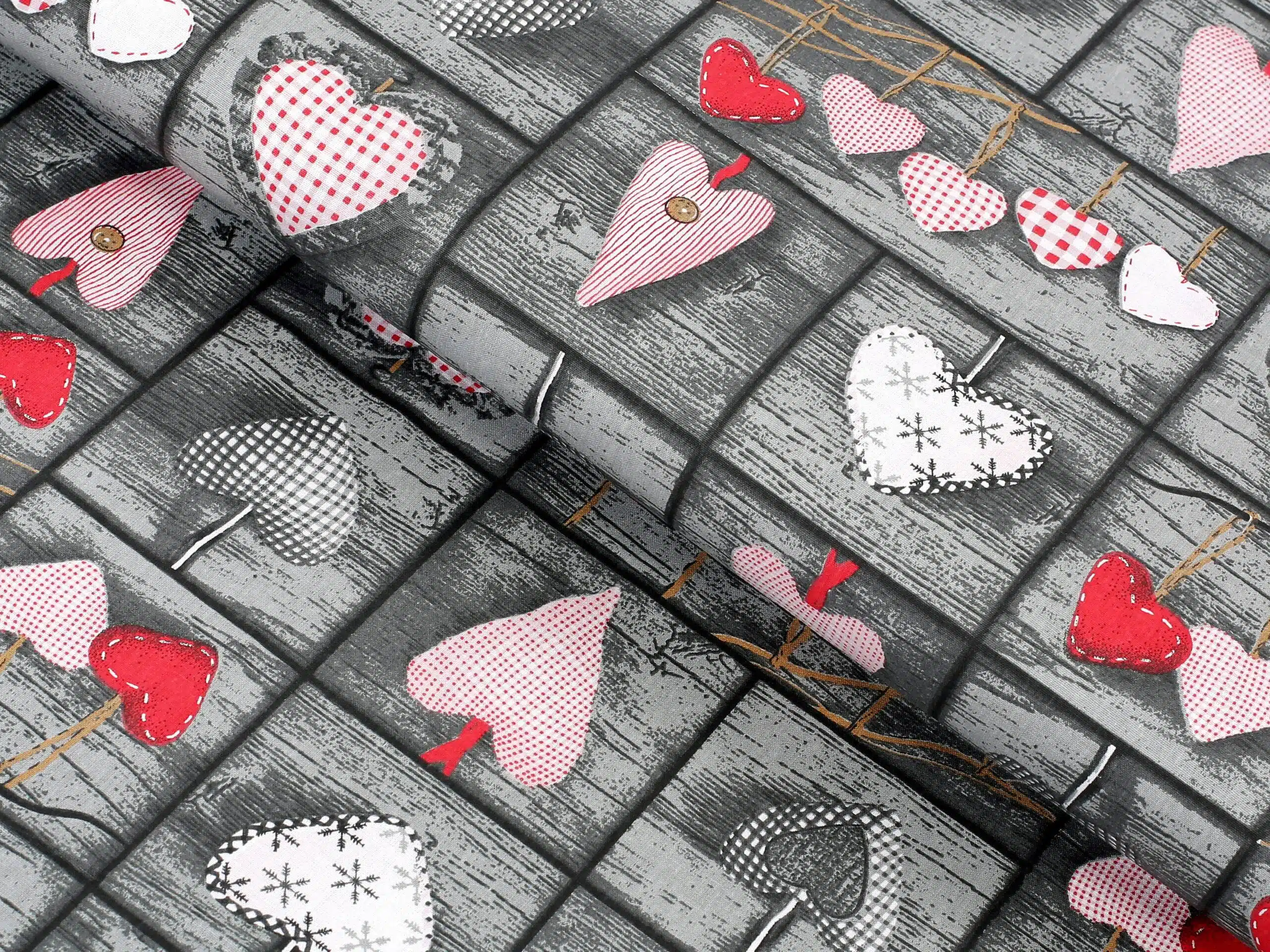 Bavlněná látka patchwork červená srdce metráž značky Škodák.