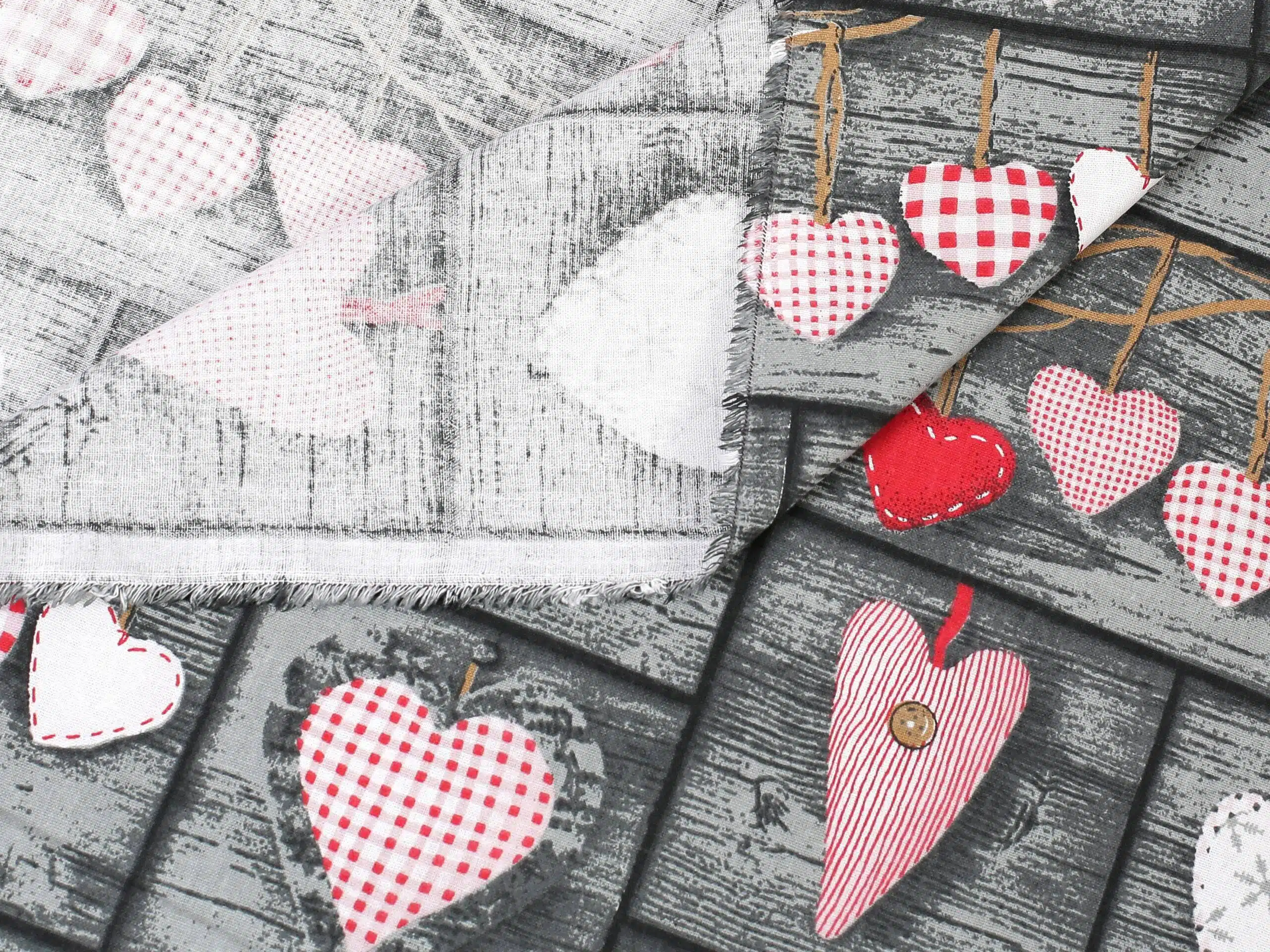 Bavlněná látka patchwork červená srdce metráž značky Škodák.