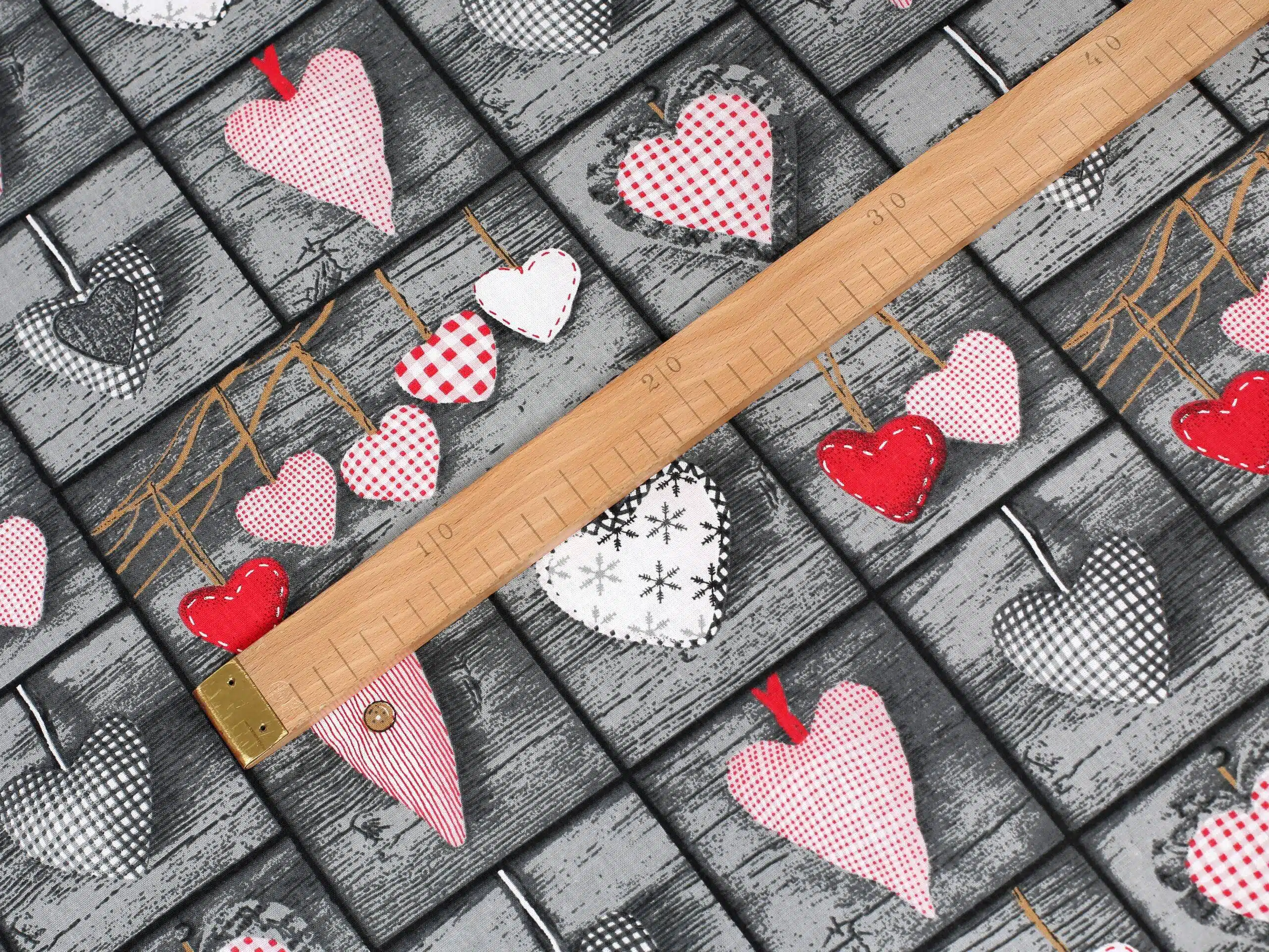 Bavlněná látka patchwork červená srdce metráž značky Škodák.