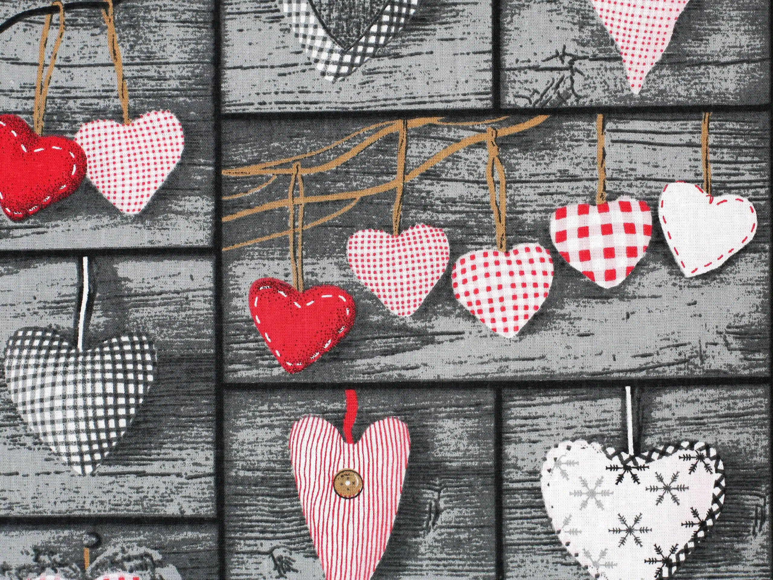 Bavlněná látka patchwork červená srdce metráž značky Škodák.