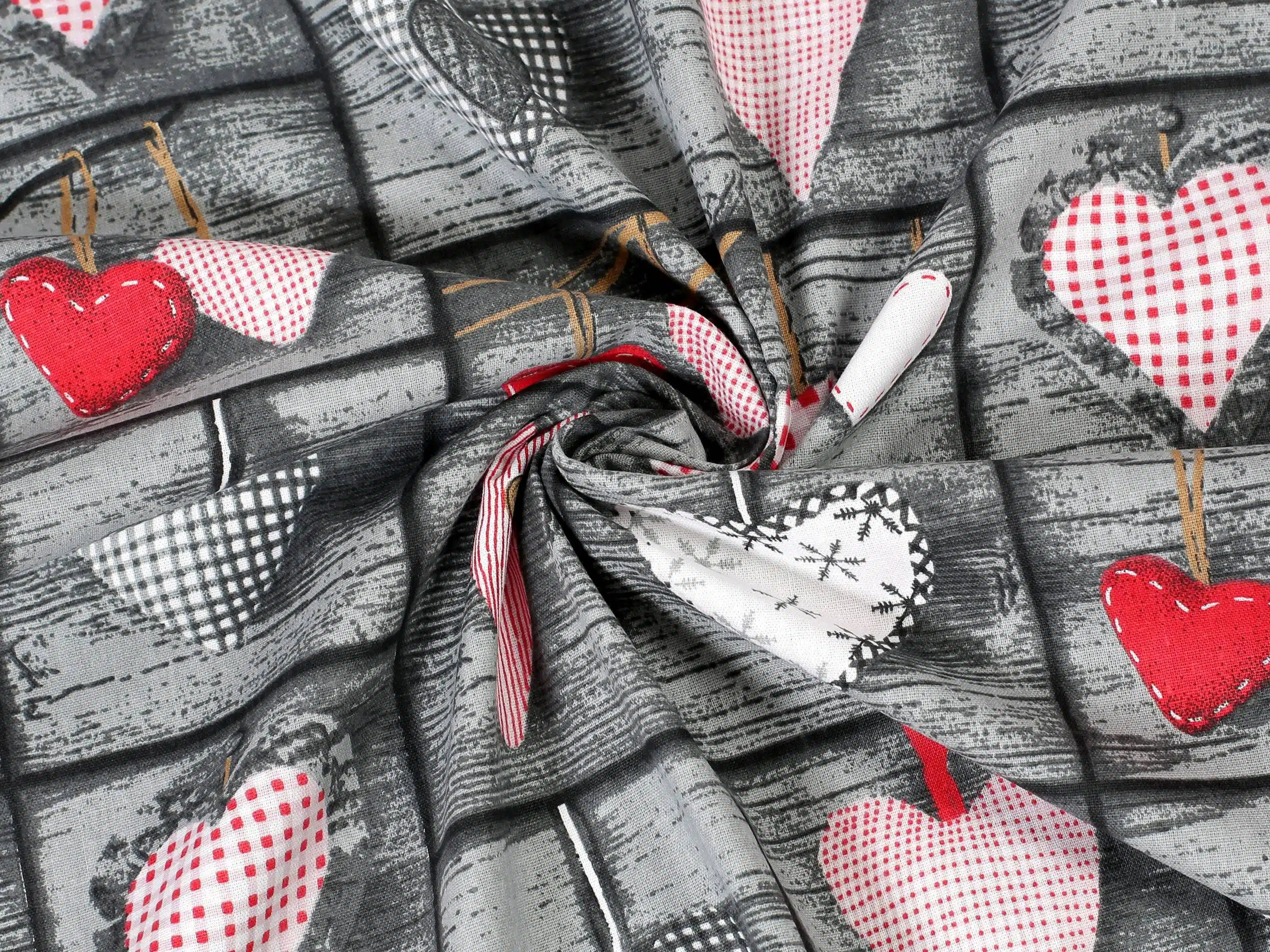 Bavlněná látka patchwork červená srdce metráž značky Škodák.