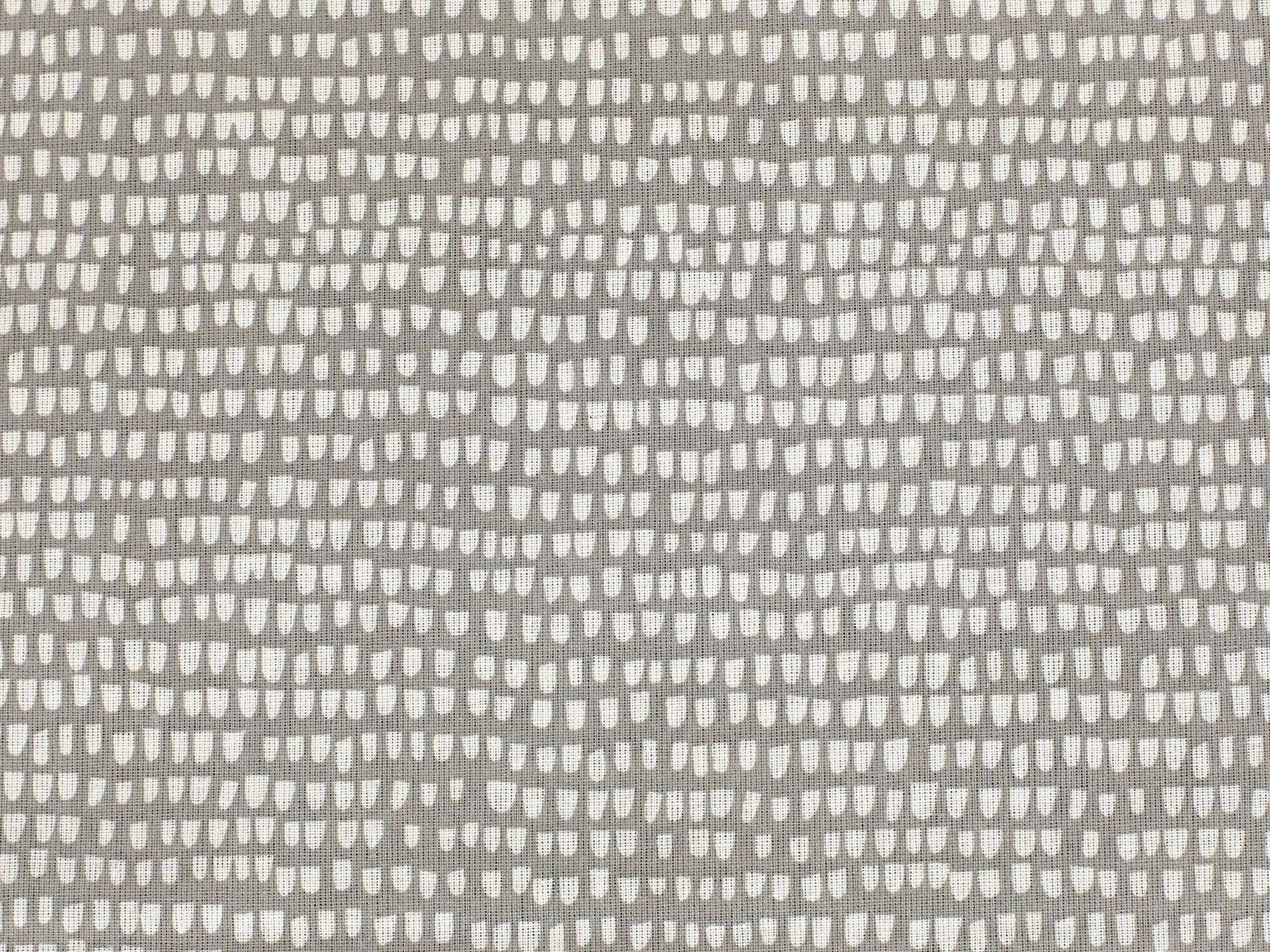 Bavlněná látka zrníčka na šedé metráž značky Škodák.