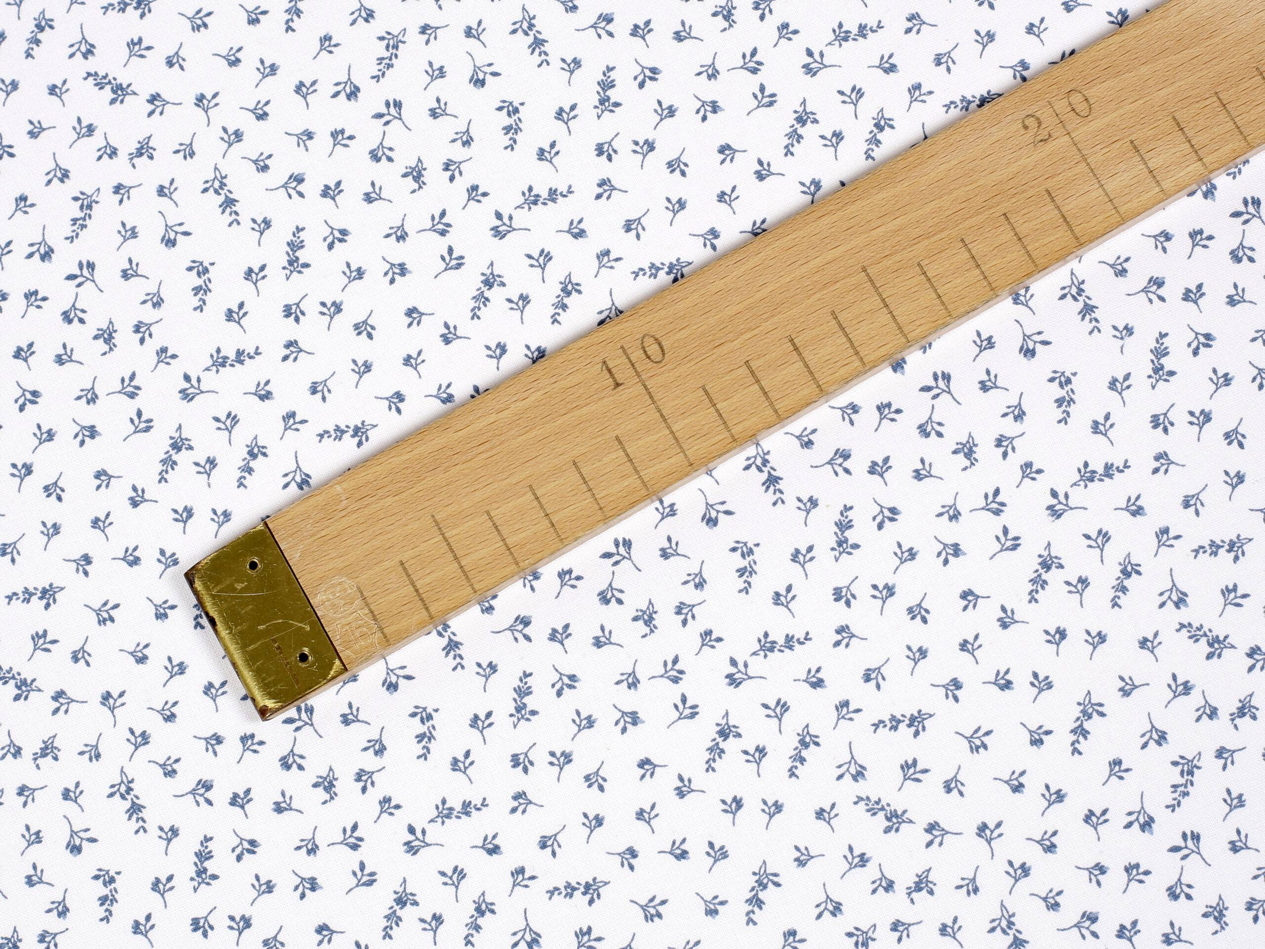 Bavlněná látka modré kvítí na bílém metráž značky Škodák.