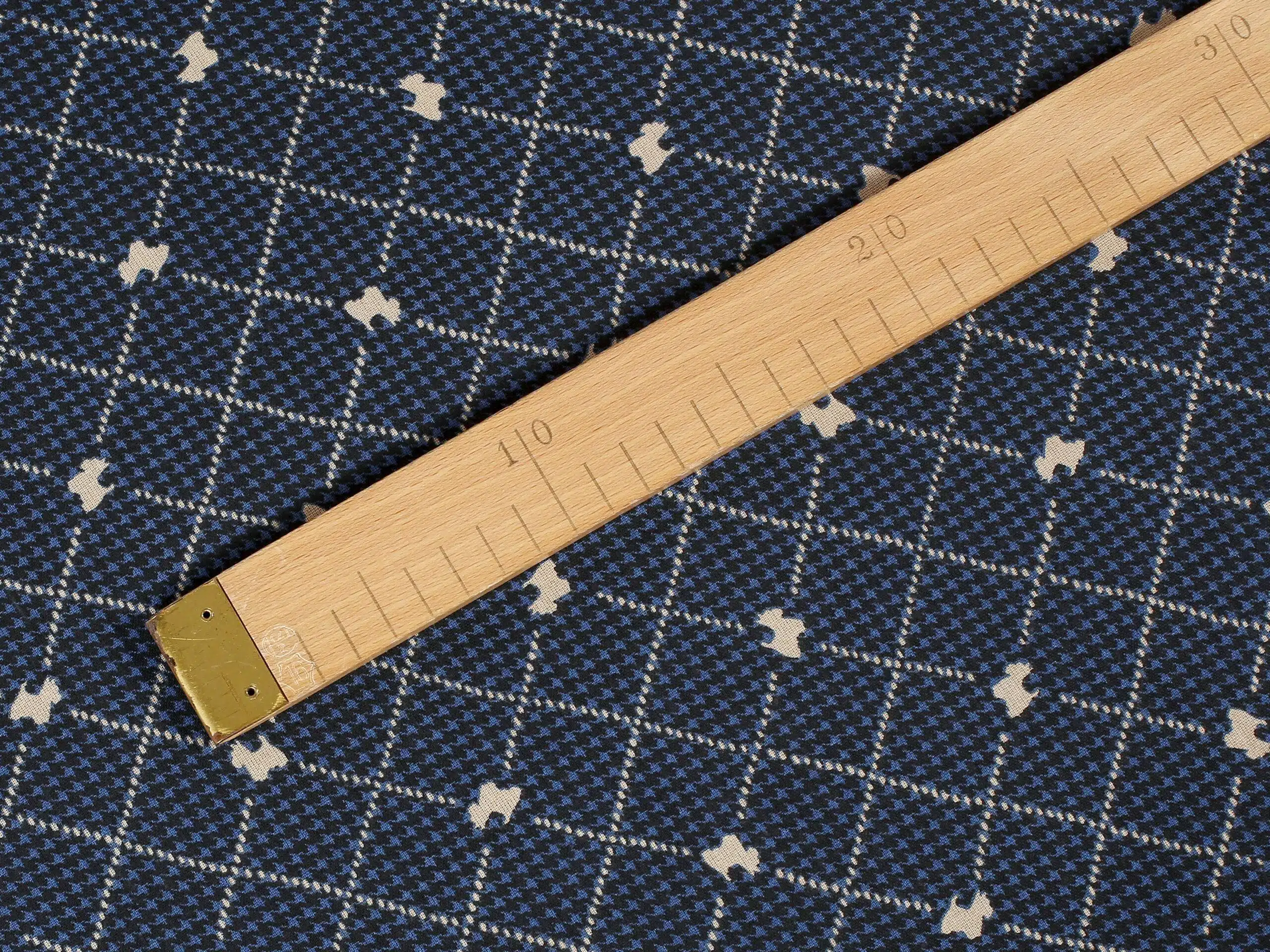 Bavlněná látka pes Scott na modrém káru metráž značky Škodák.