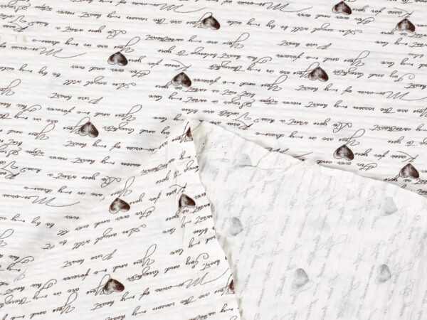 Krepová látka heart writing metráž značky Škodák.