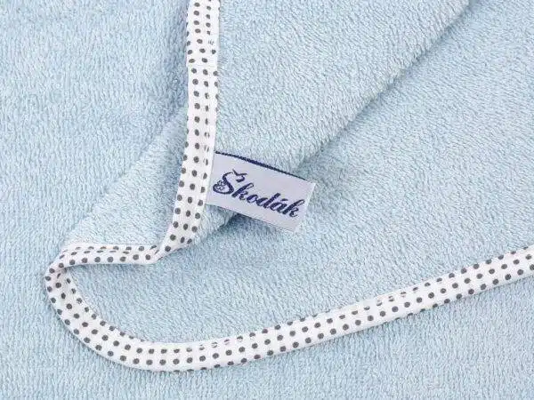 Světle modrý dětský froté ručník značky Škodák.