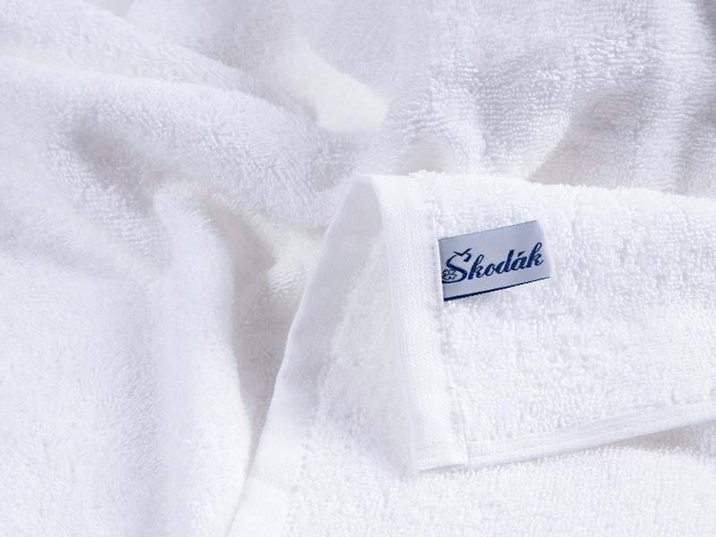 Hotelový froté ručník / osuška bílá značky Škodák.