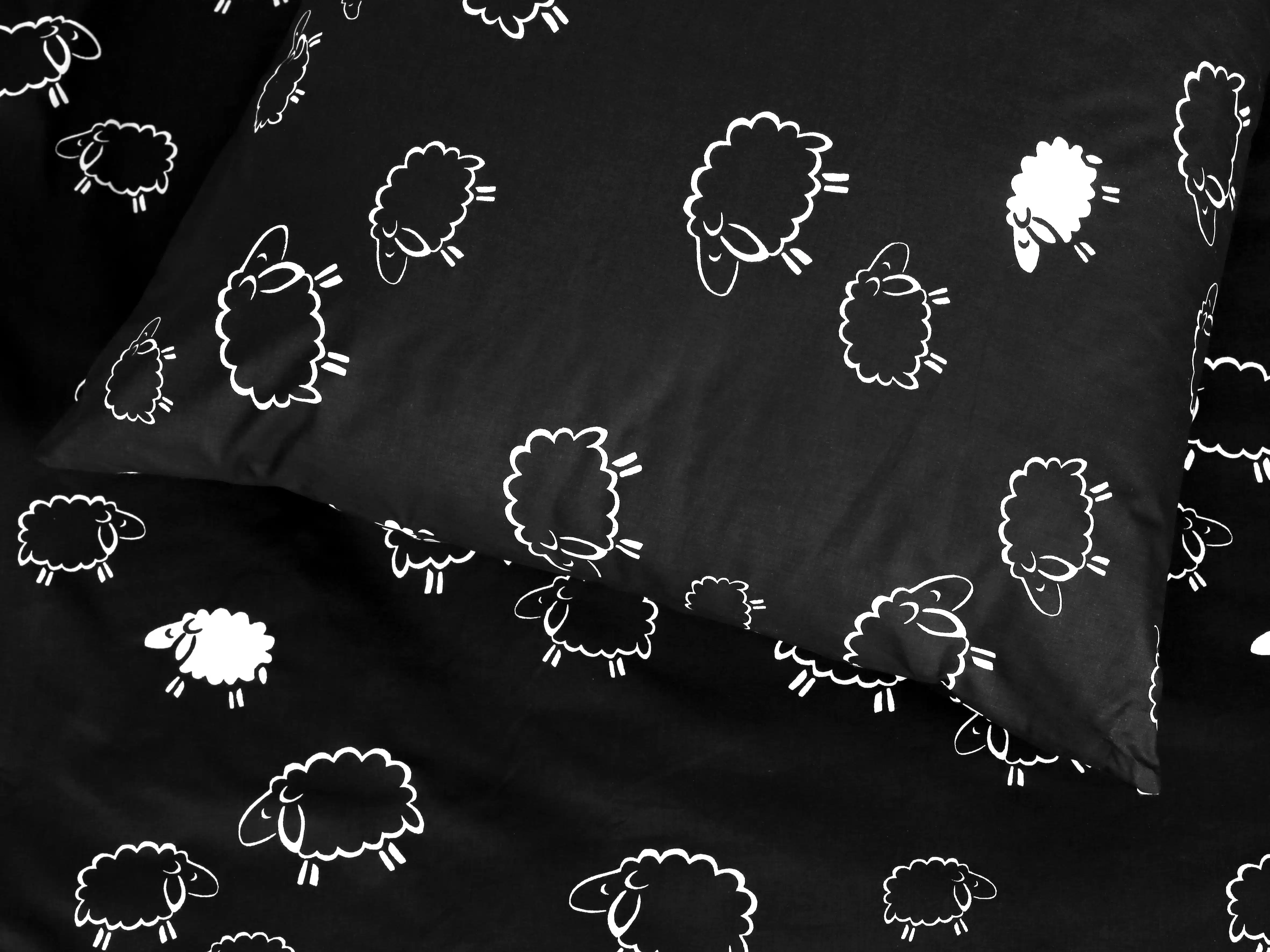 Bavlněné povlečení bílé ovečky na černé značky Škodák