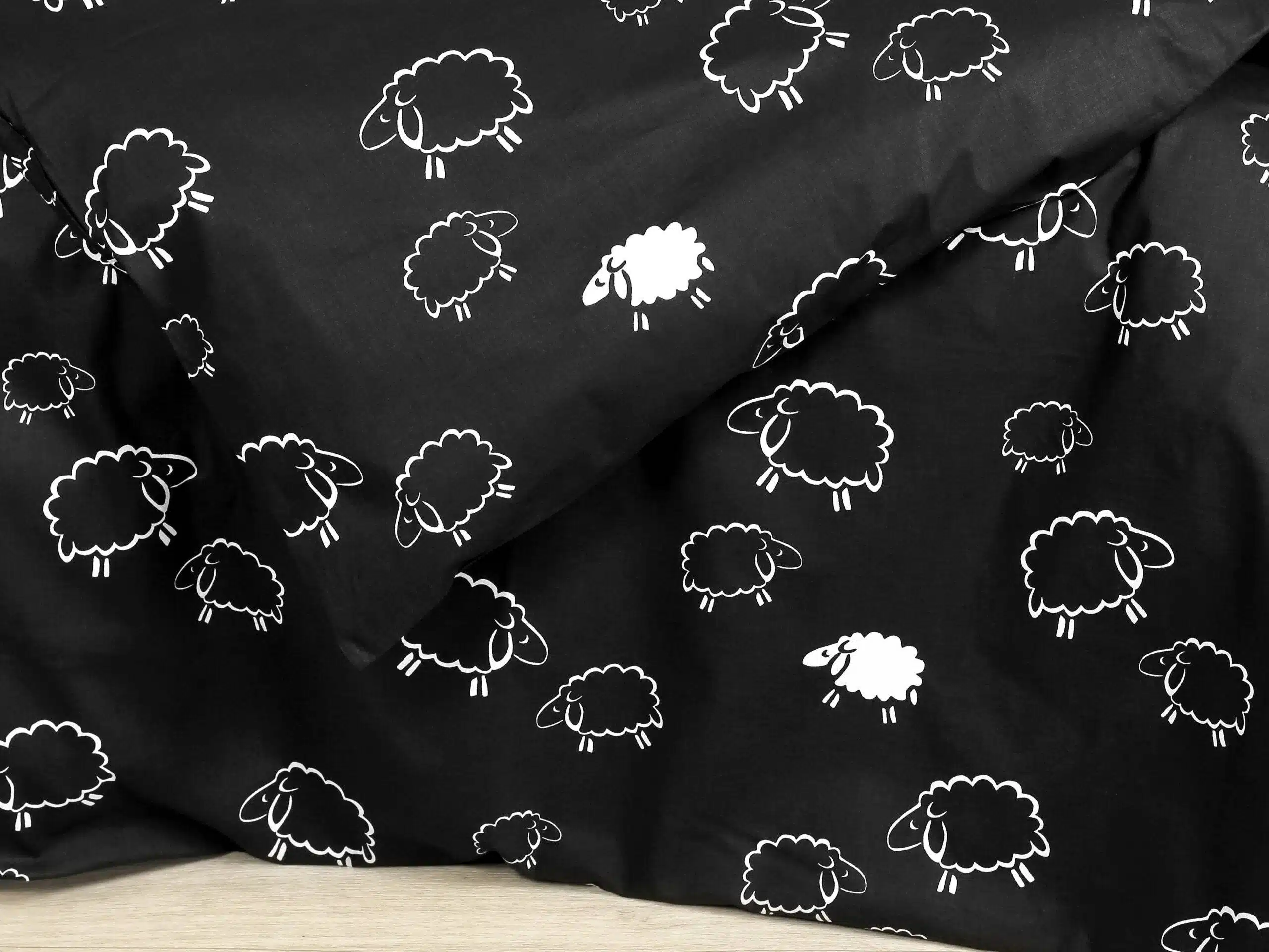 Bavlněné povlečení bílé ovečky na černé značky Škodák