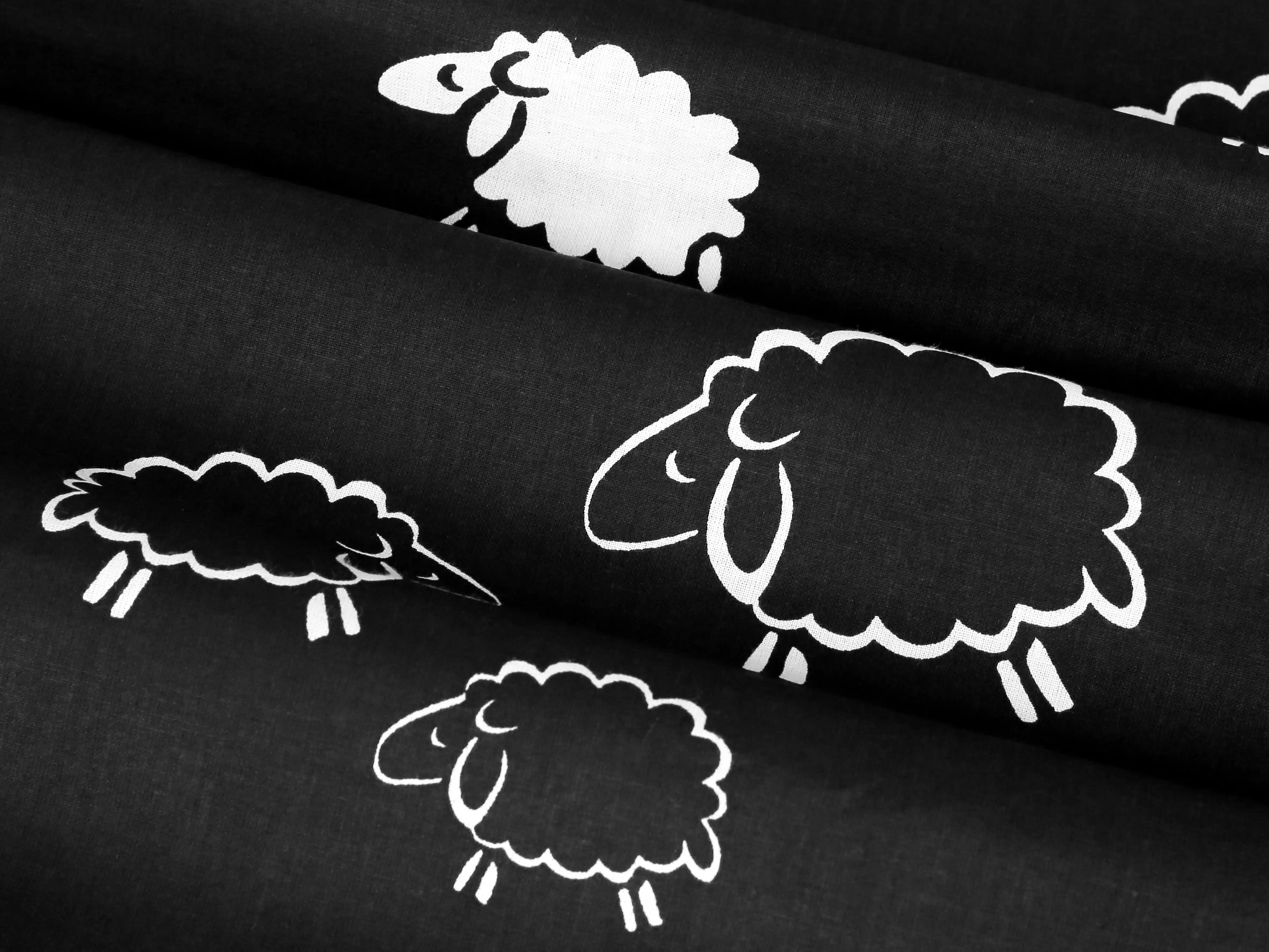 Bavlněné povlečení bílé ovečky na černé značky Škodák